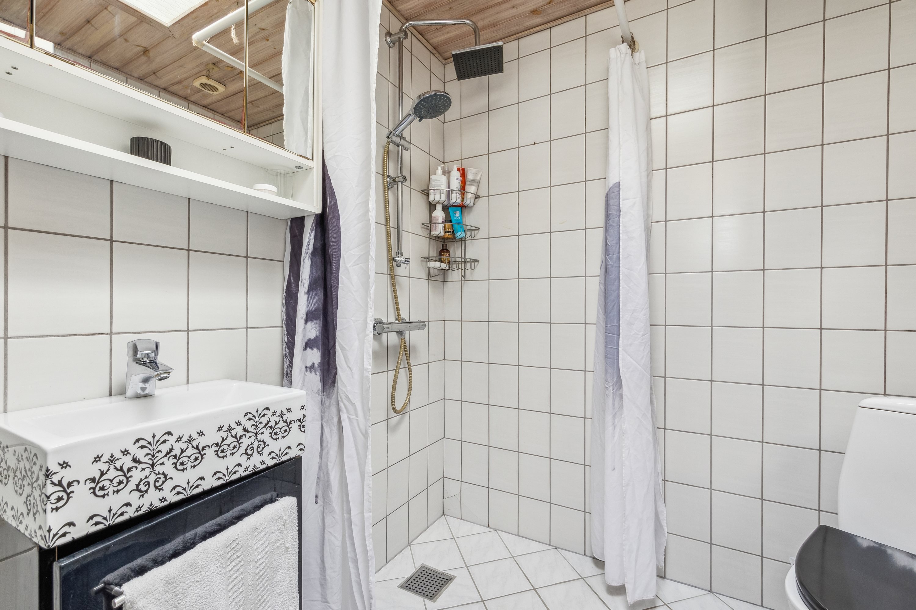 Fremhævet badeværelse billede i fuldskærmstilstand. Billede af Ådalsvej 1, 8961 Allingåbro