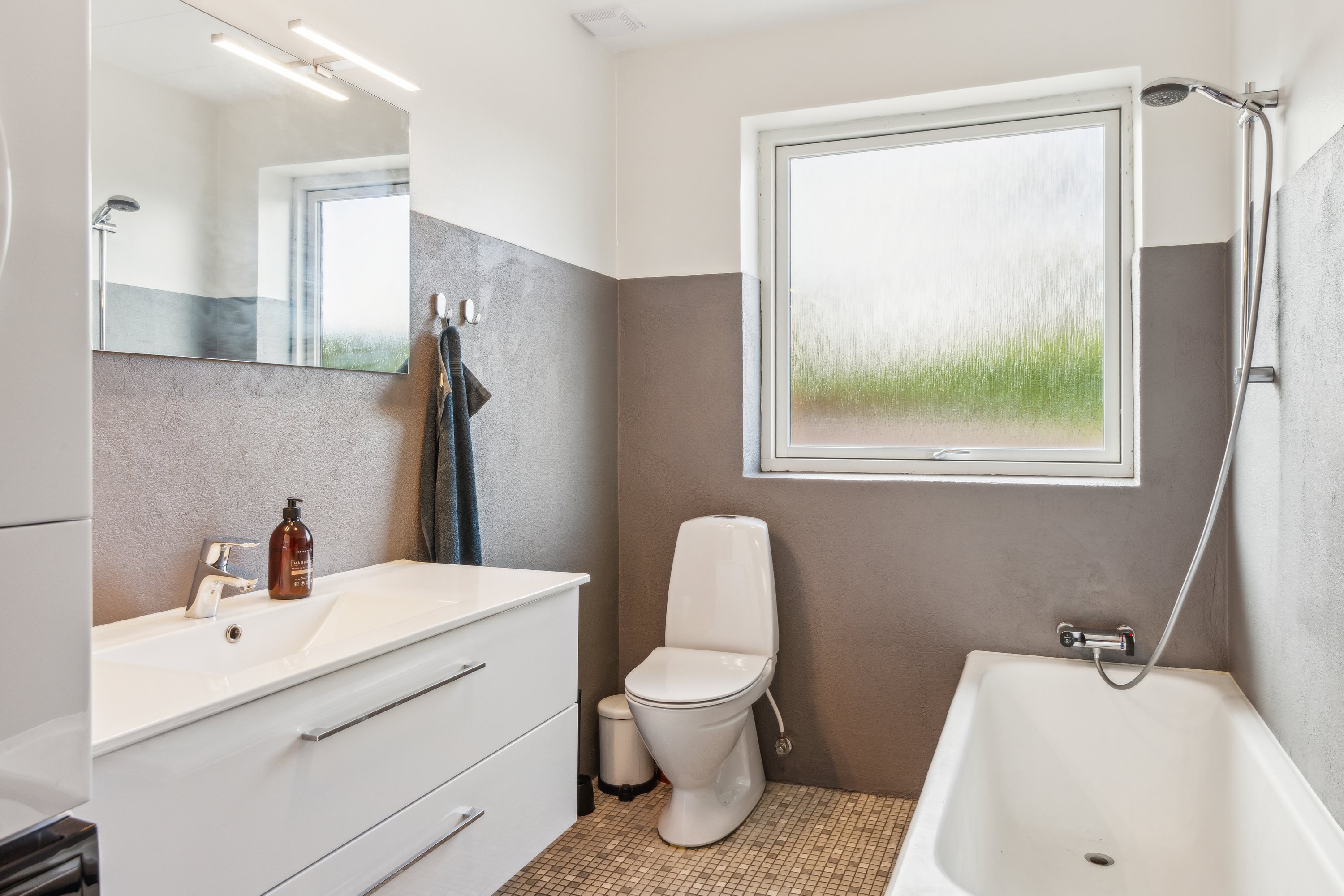 Fremhævet badeværelse billede i fuldskærmstilstand. Billede af Ll Algade 3, 9240 Nibe