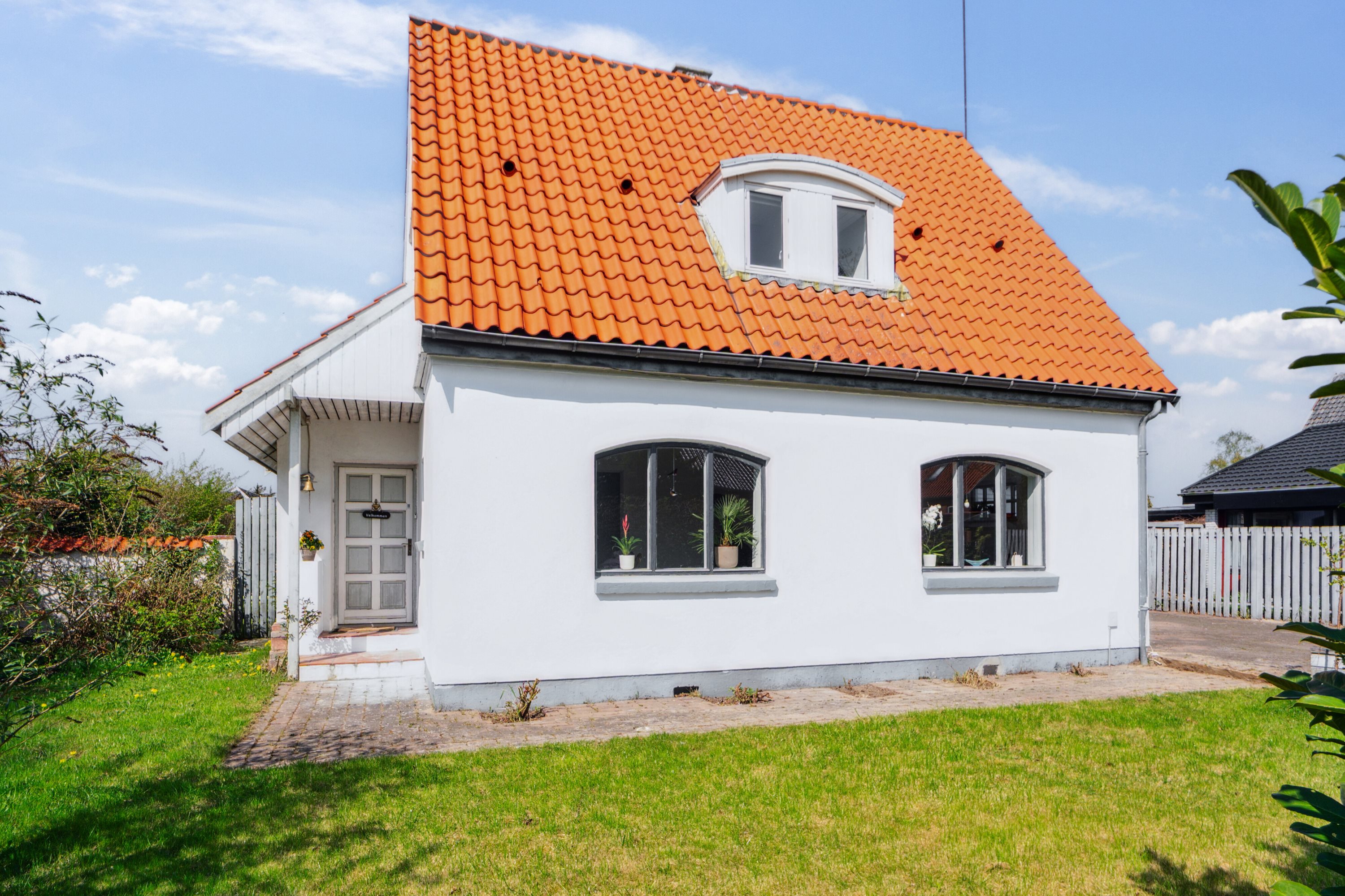 Fremhævet set fra haven billede i fuldskærmstilstand. Billede af Risbjerggårds Alle 13, 2650 Hvidovre