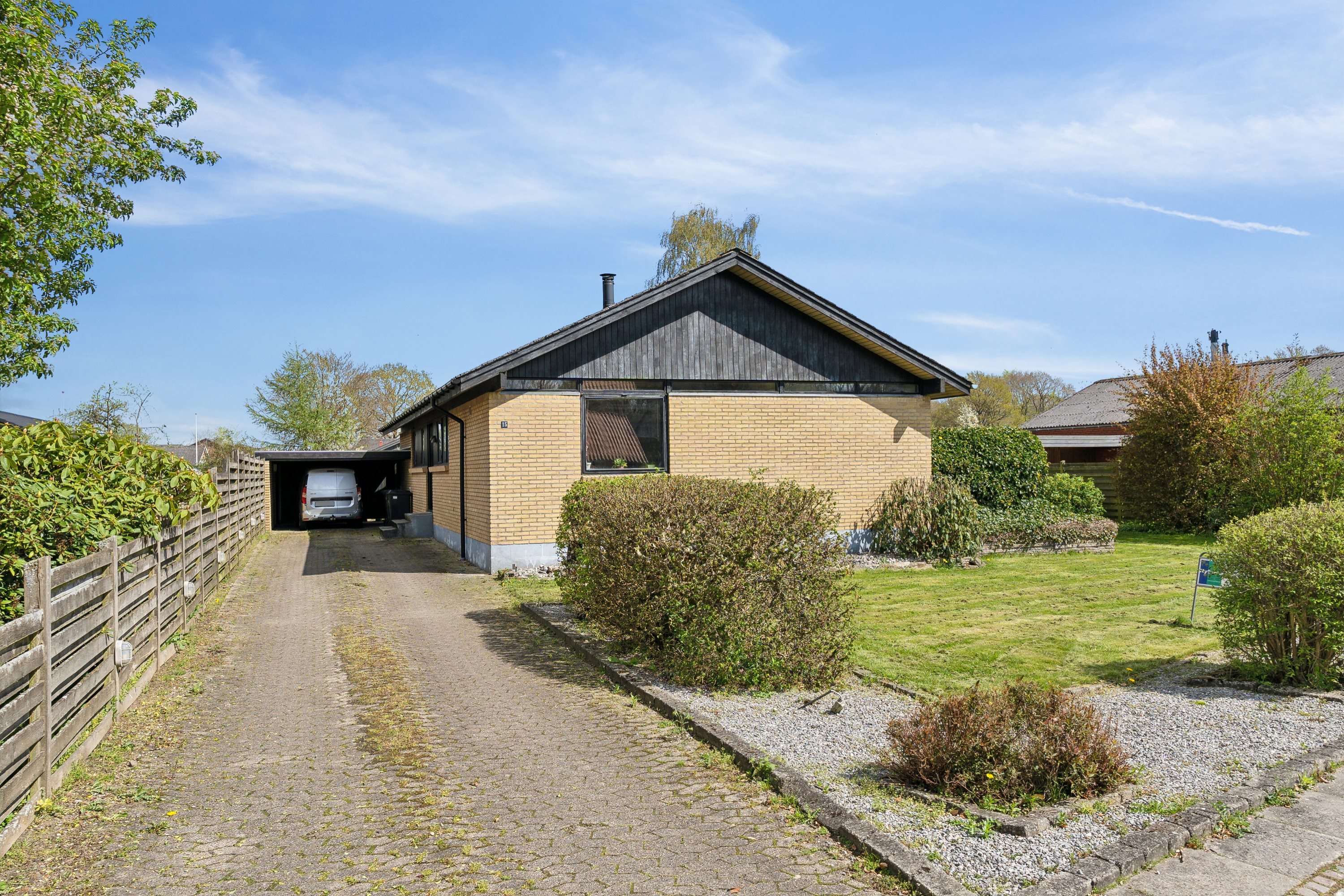 Fremhævet set fra vejen billede i fuldskærmstilstand. Billede af Vestervangen 15, 8620 Kjellerup