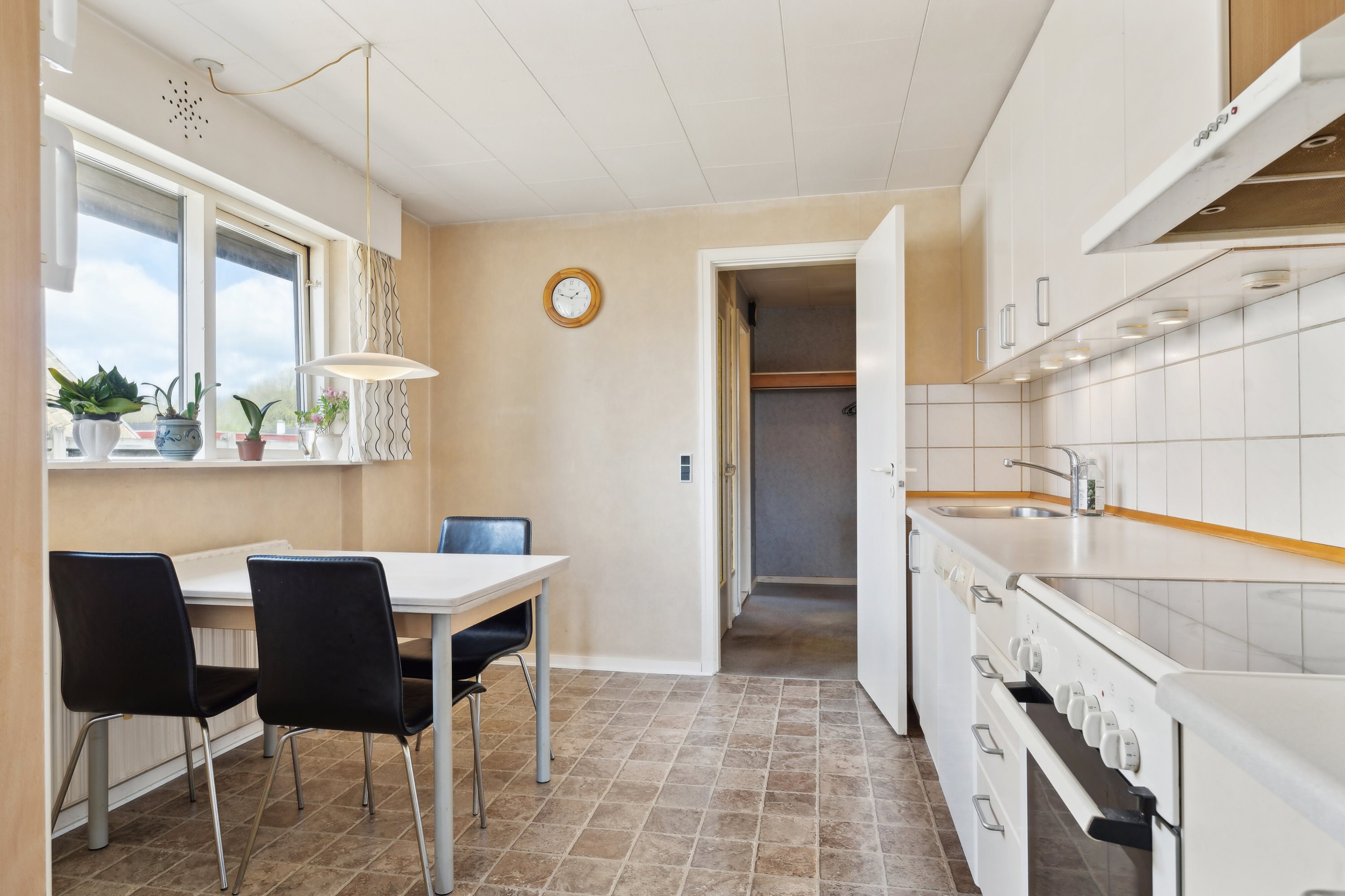 Fremhævet køkken billede i fuldskærmstilstand. Billede af Vestervangen 15, 8620 Kjellerup