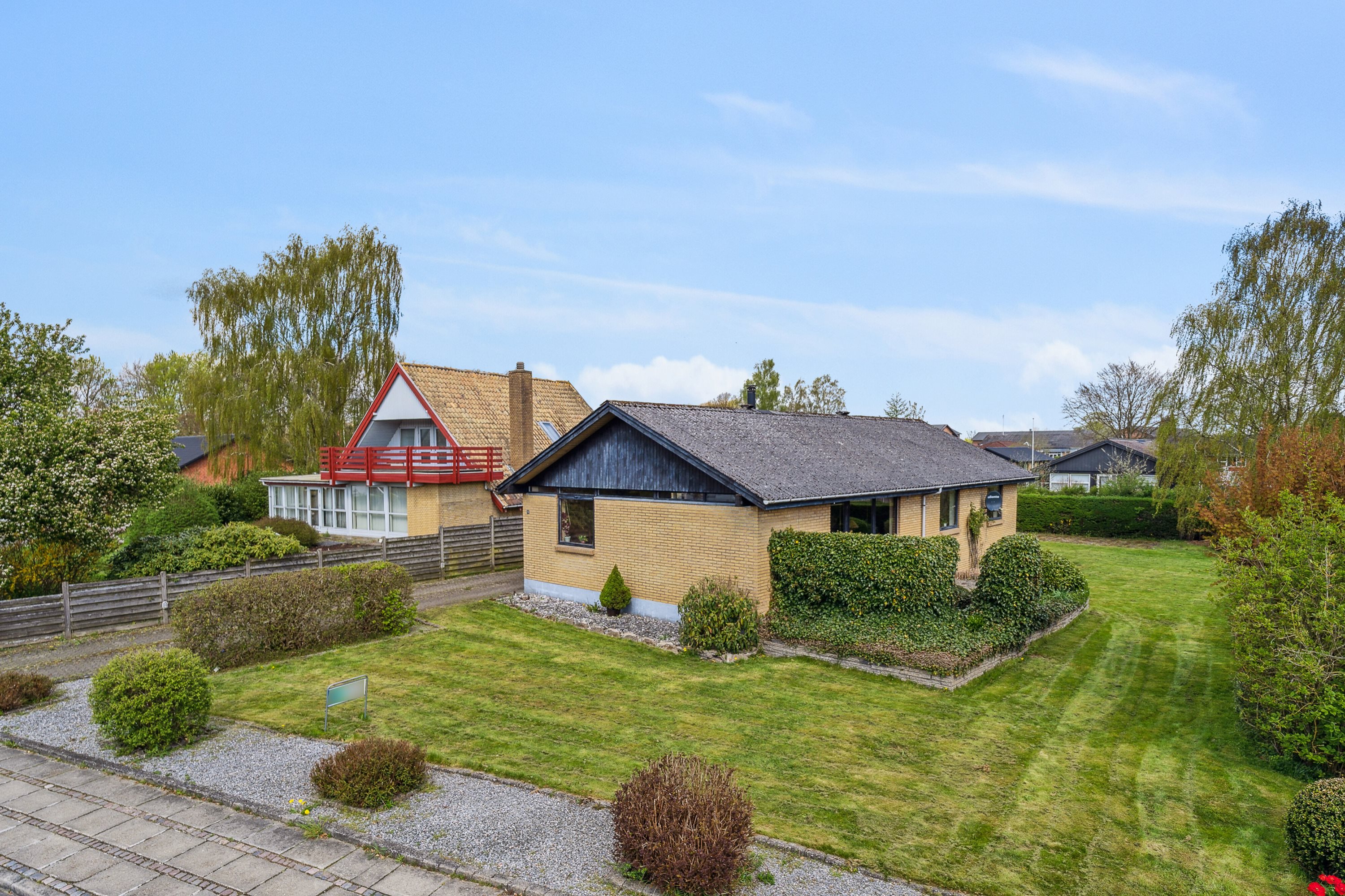 Fremhævet set fra vejen billede i fuldskærmstilstand. Billede af Vestervangen 15, 8620 Kjellerup