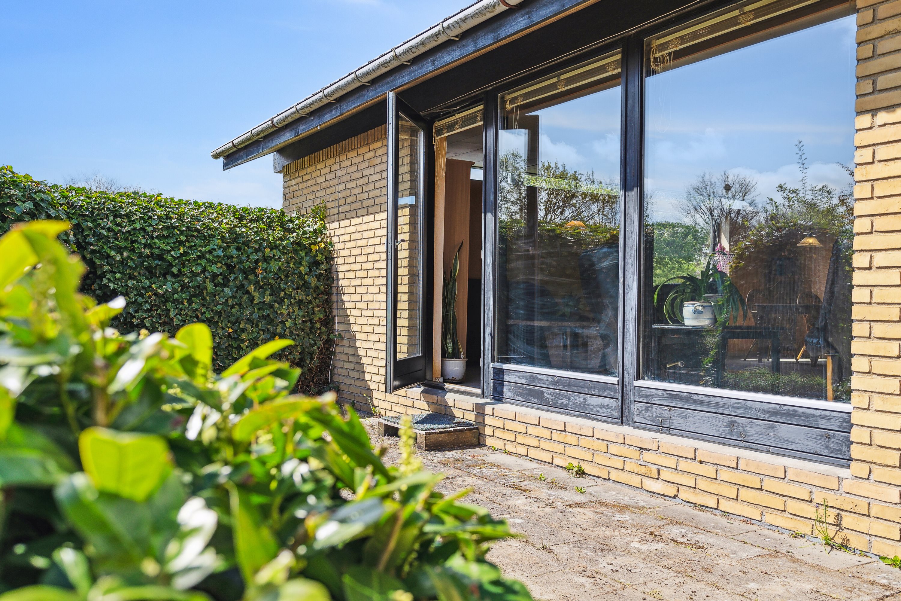 Fremhævet set fra vejen billede i fuldskærmstilstand. Billede af Vestervangen 15, 8620 Kjellerup