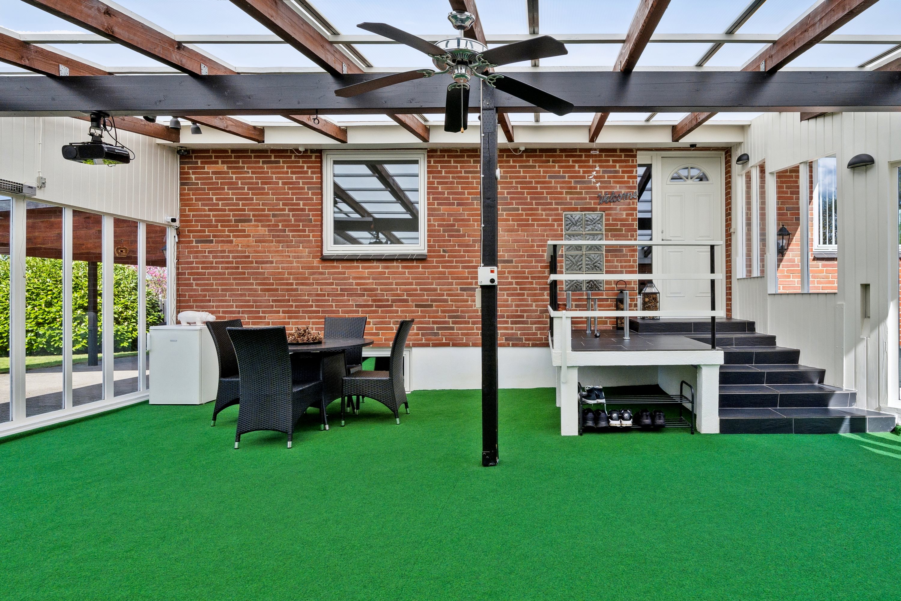 Fremhævet terrasse billede i fuldskærmstilstand. Billede af Egå Strandvej 13, 8250 Egå