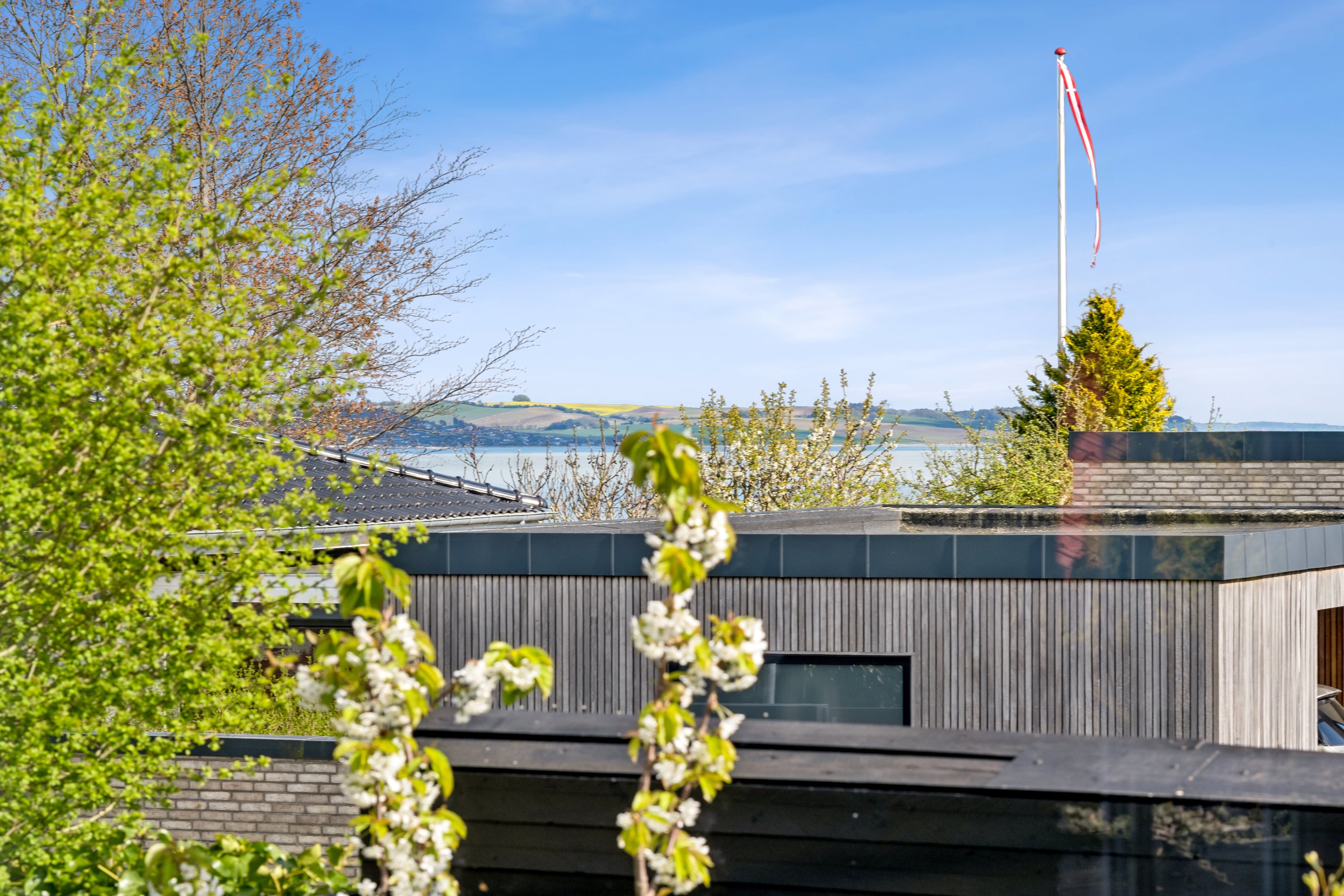 Miniaturebillede 1: udsigt. Billede af Egå Strandvej 13, 8250 Egå