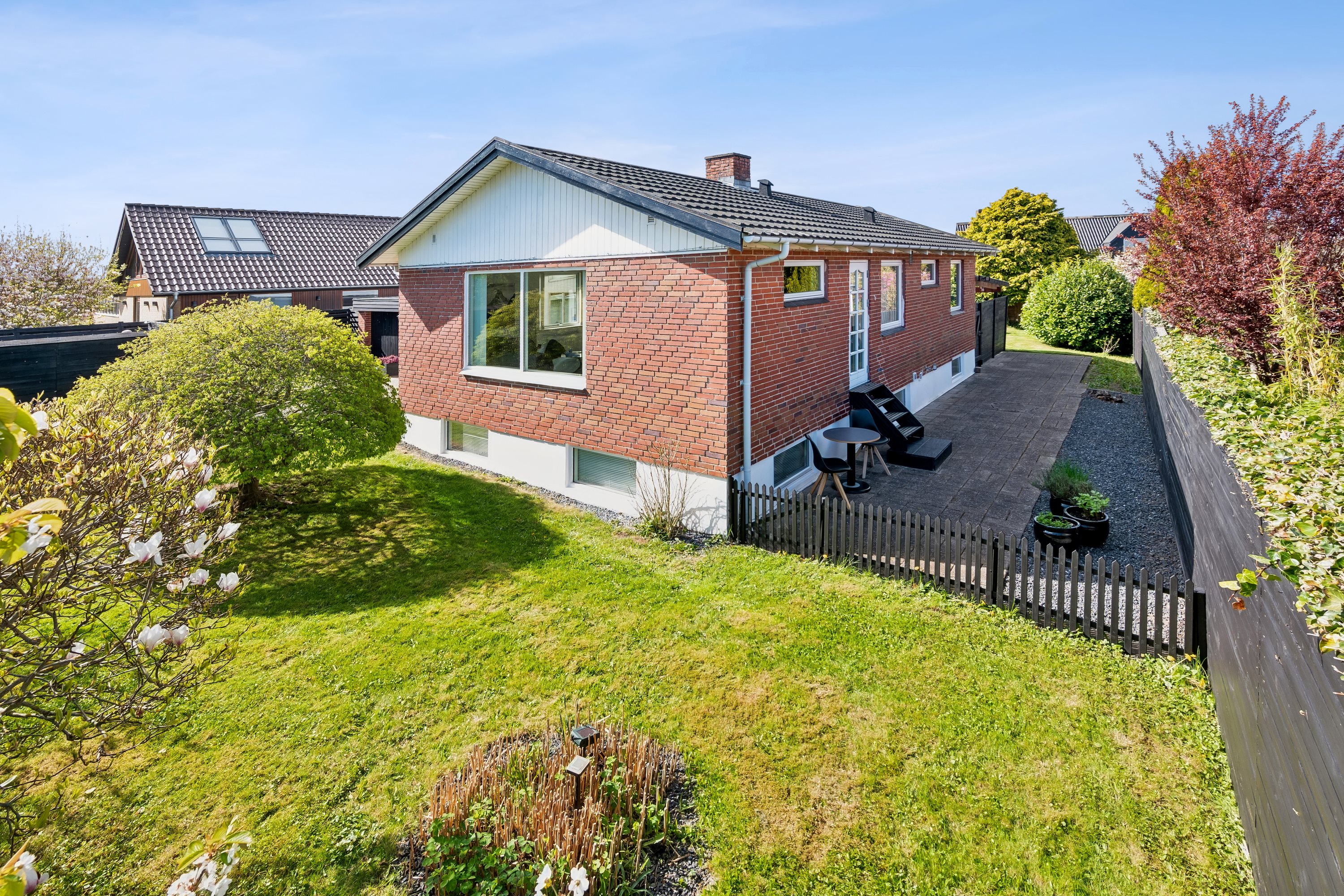 Fremhævet ejendom 1 billede i fuldskærmstilstand. Billede af Egå Strandvej 13, 8250 Egå