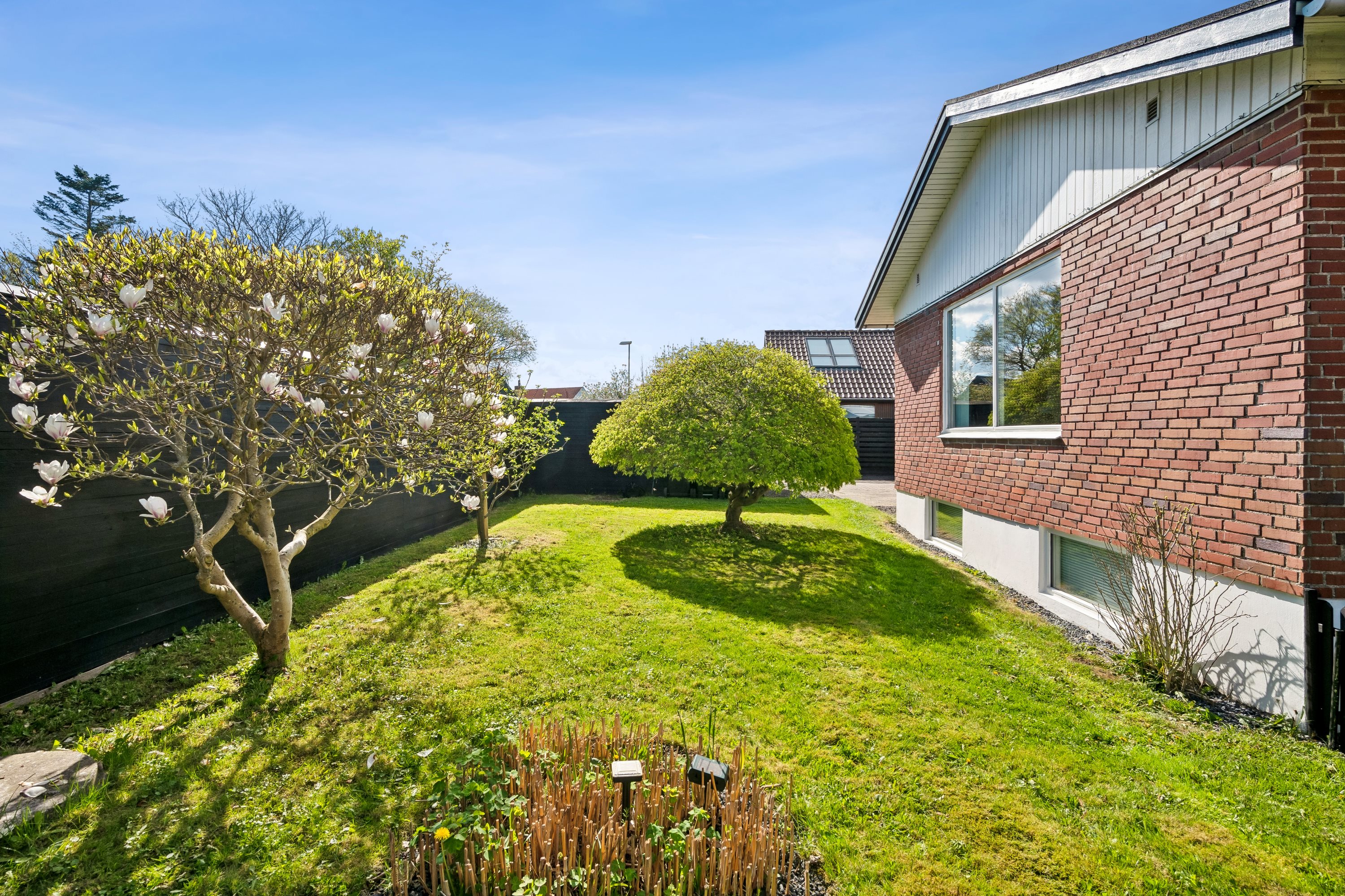 Fremhævet ejendom 1 billede i fuldskærmstilstand. Billede af Egå Strandvej 13, 8250 Egå