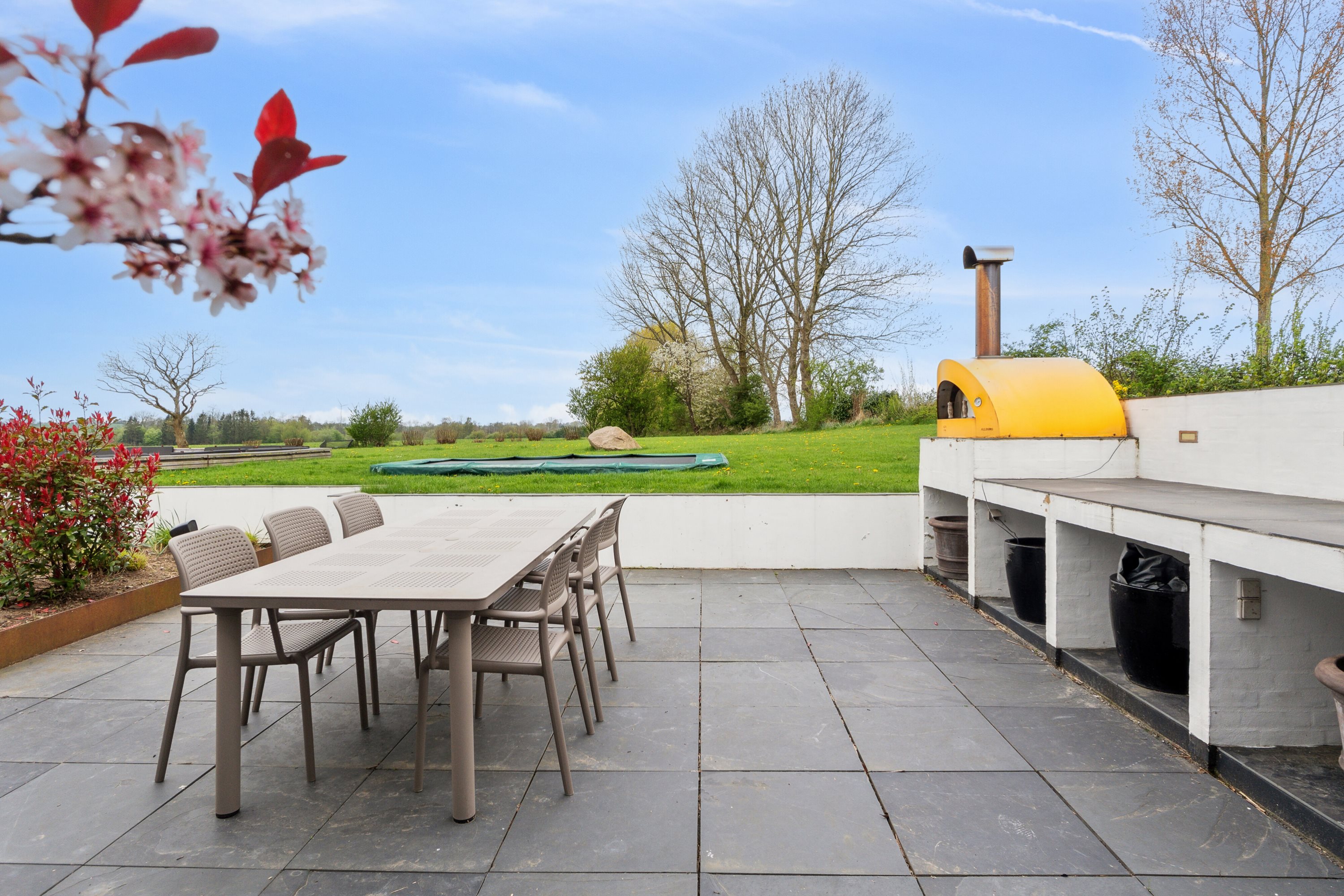 Fremhævet terrasse billede i fuldskærmstilstand. Billede af Vejrupvej 53, Vejrup, 5464 Brenderup Fyn