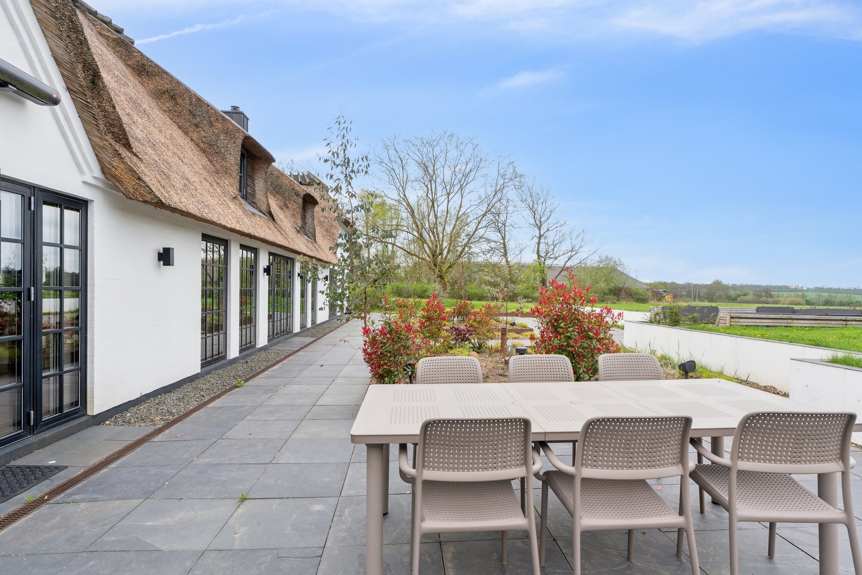 Fremhævet terrasse billede i fuldskærmstilstand. Billede af Vejrupvej 53, Vejrup, 5464 Brenderup Fyn