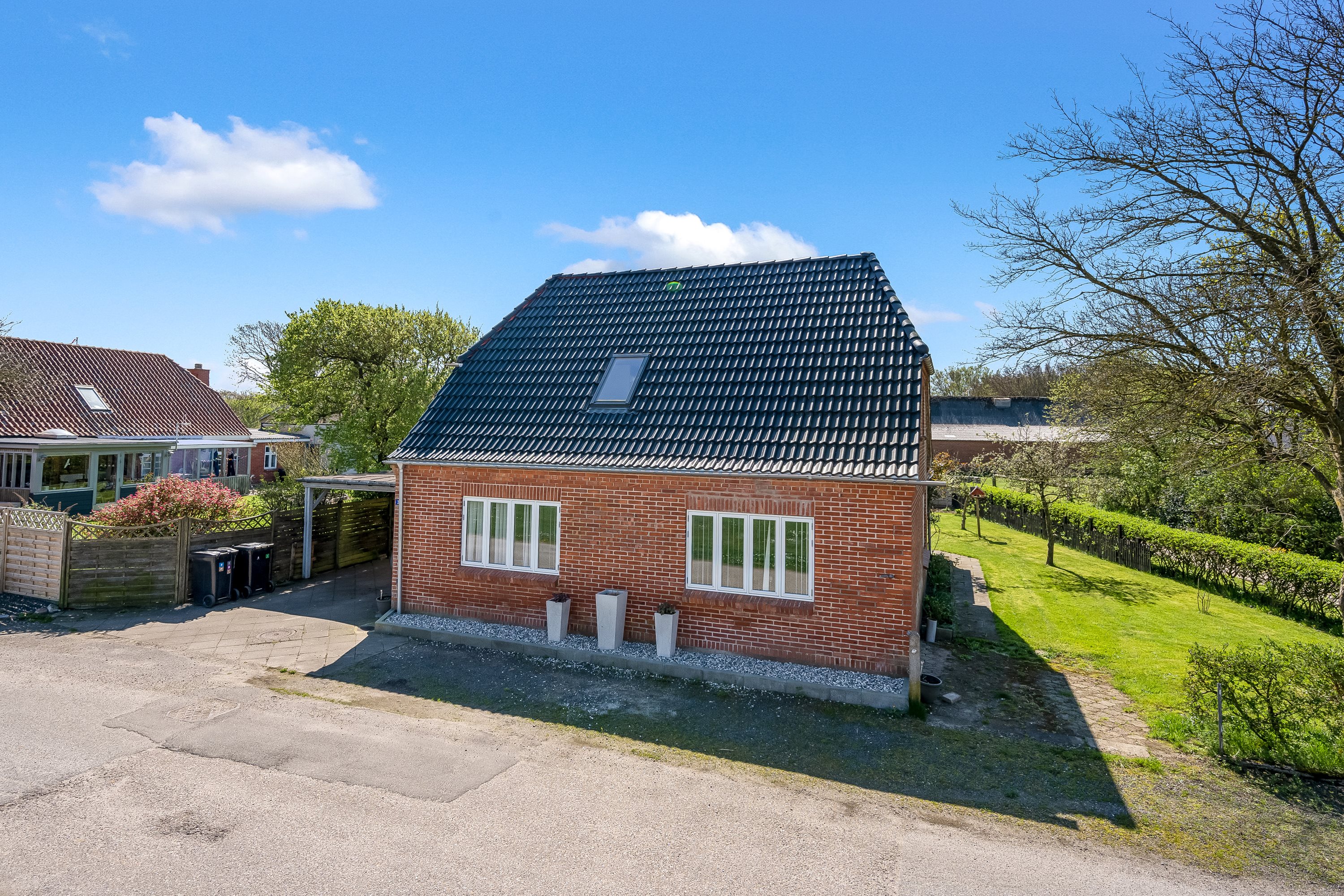 Fremhævet udendørs billede i fuldskærmstilstand. Billede af Møllebakken 3, Vedersø, 6990 Ulfborg