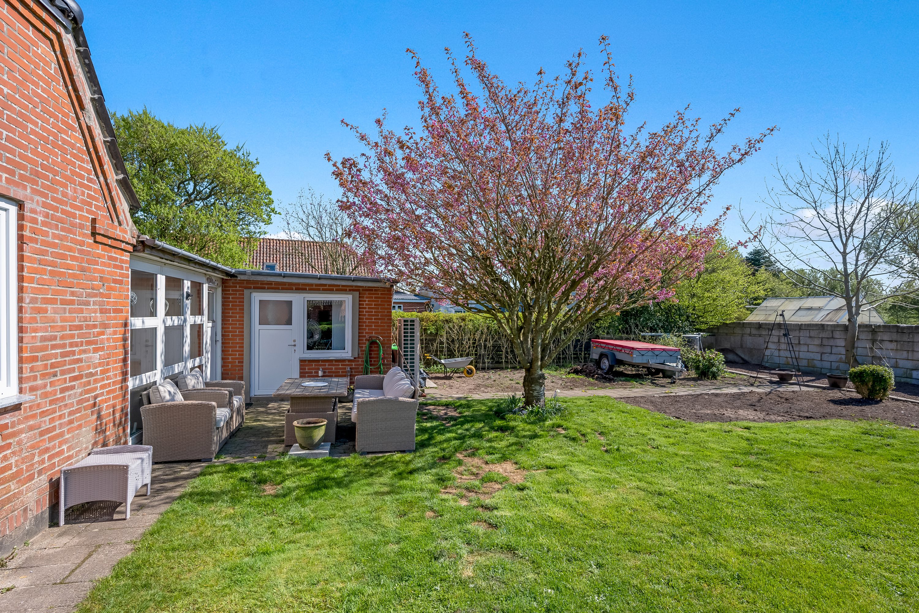 Fremhævet udendørs billede i fuldskærmstilstand. Billede af Møllebakken 3, Vedersø, 6990 Ulfborg