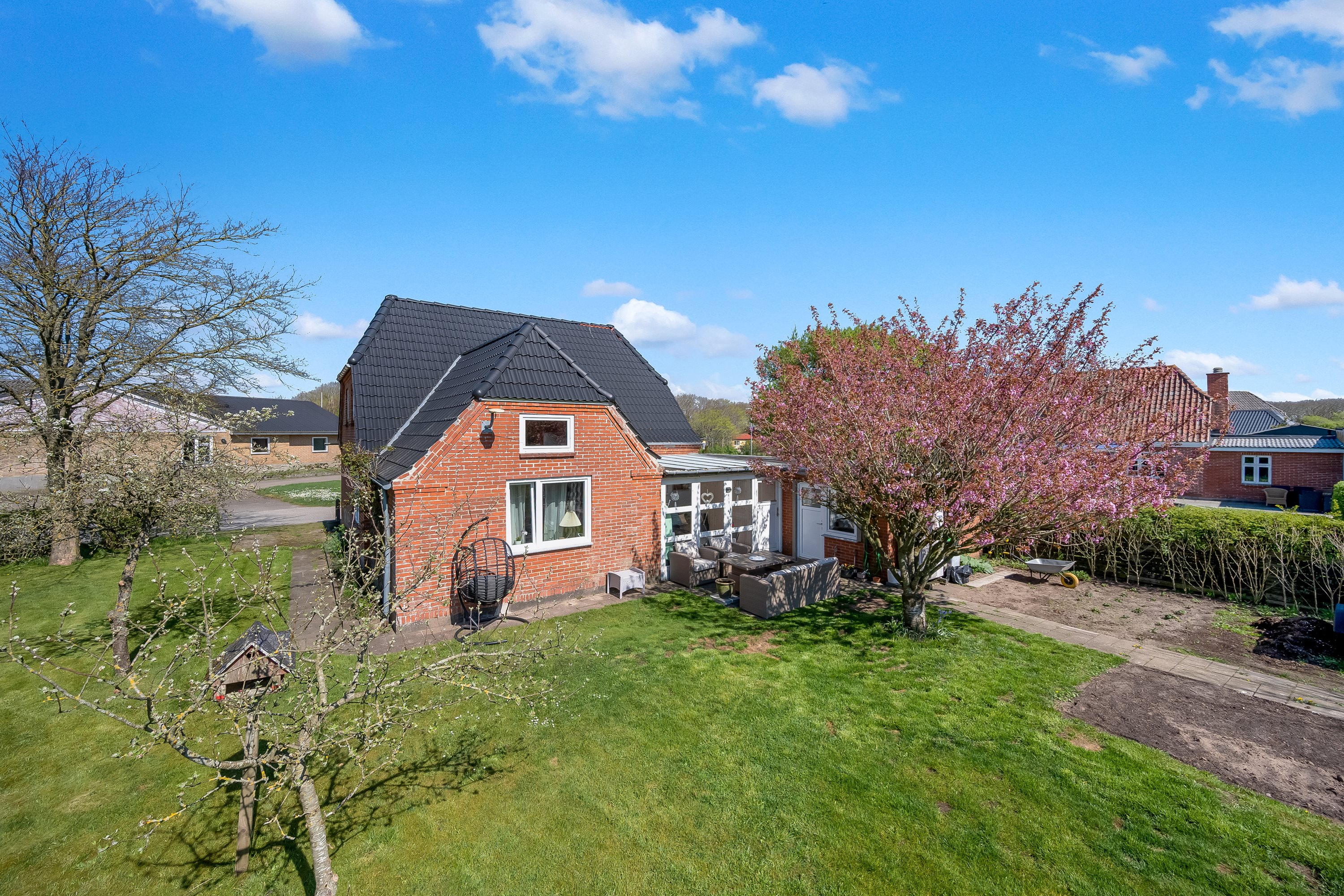 Miniaturebillede 1: udendørs. Billede af Møllebakken 3, Vedersø, 6990 Ulfborg