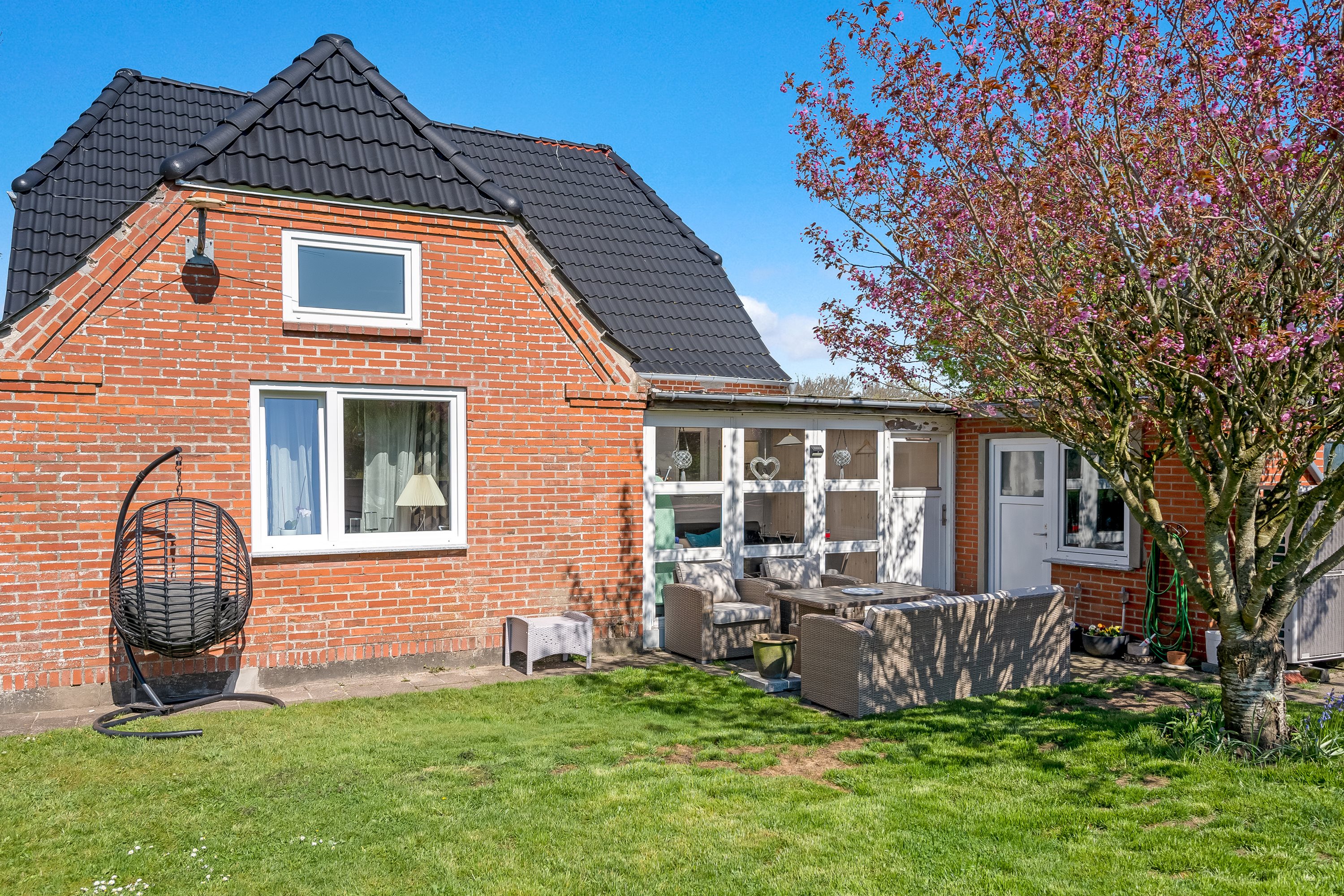 Fremhævet udendørs billede i fuldskærmstilstand. Billede af Møllebakken 3, Vedersø, 6990 Ulfborg