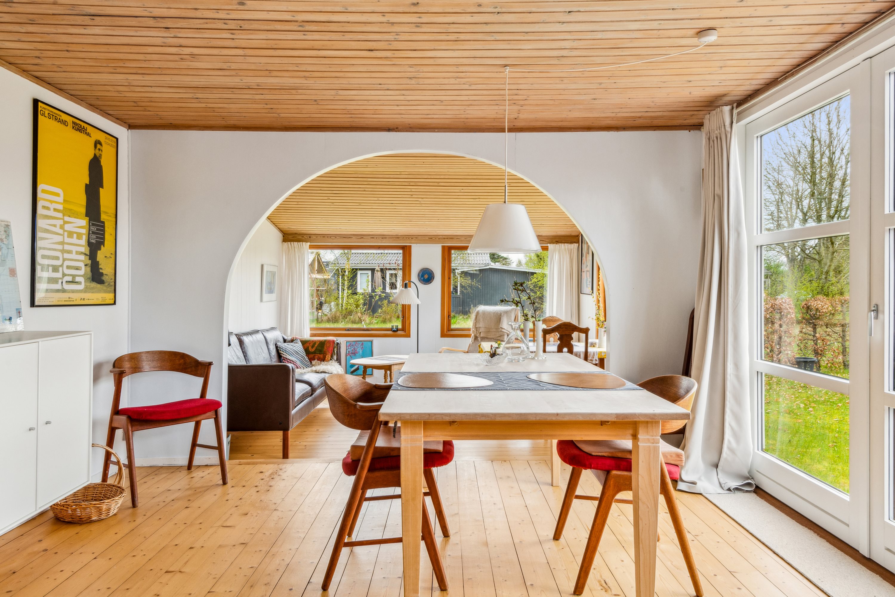 Fremhævet stue billede i fuldskærmstilstand. Billede af Solsortevej 35, Mou, 9280 Storvorde