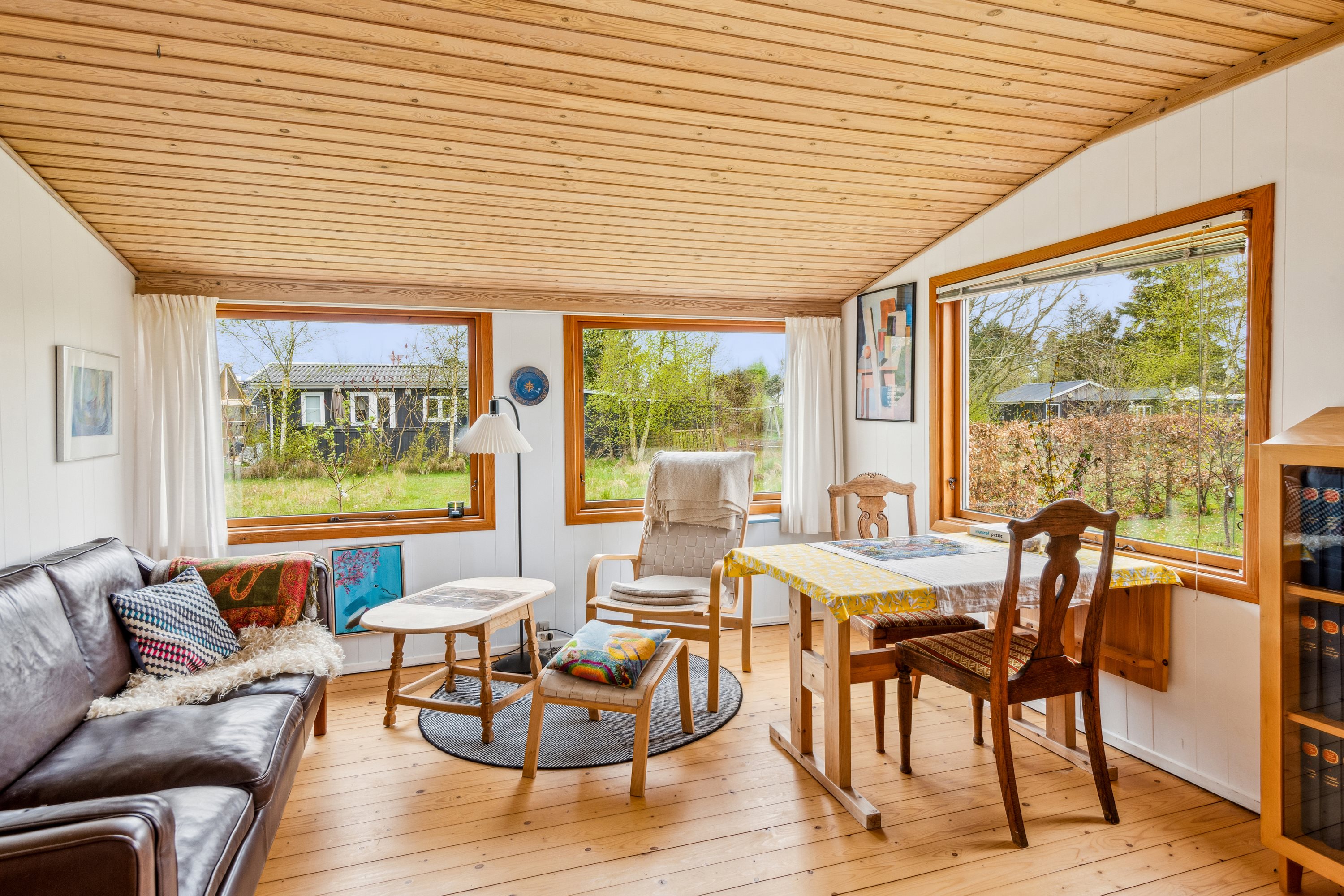 Fremhævet stue billede i fuldskærmstilstand. Billede af Solsortevej 35, Mou, 9280 Storvorde