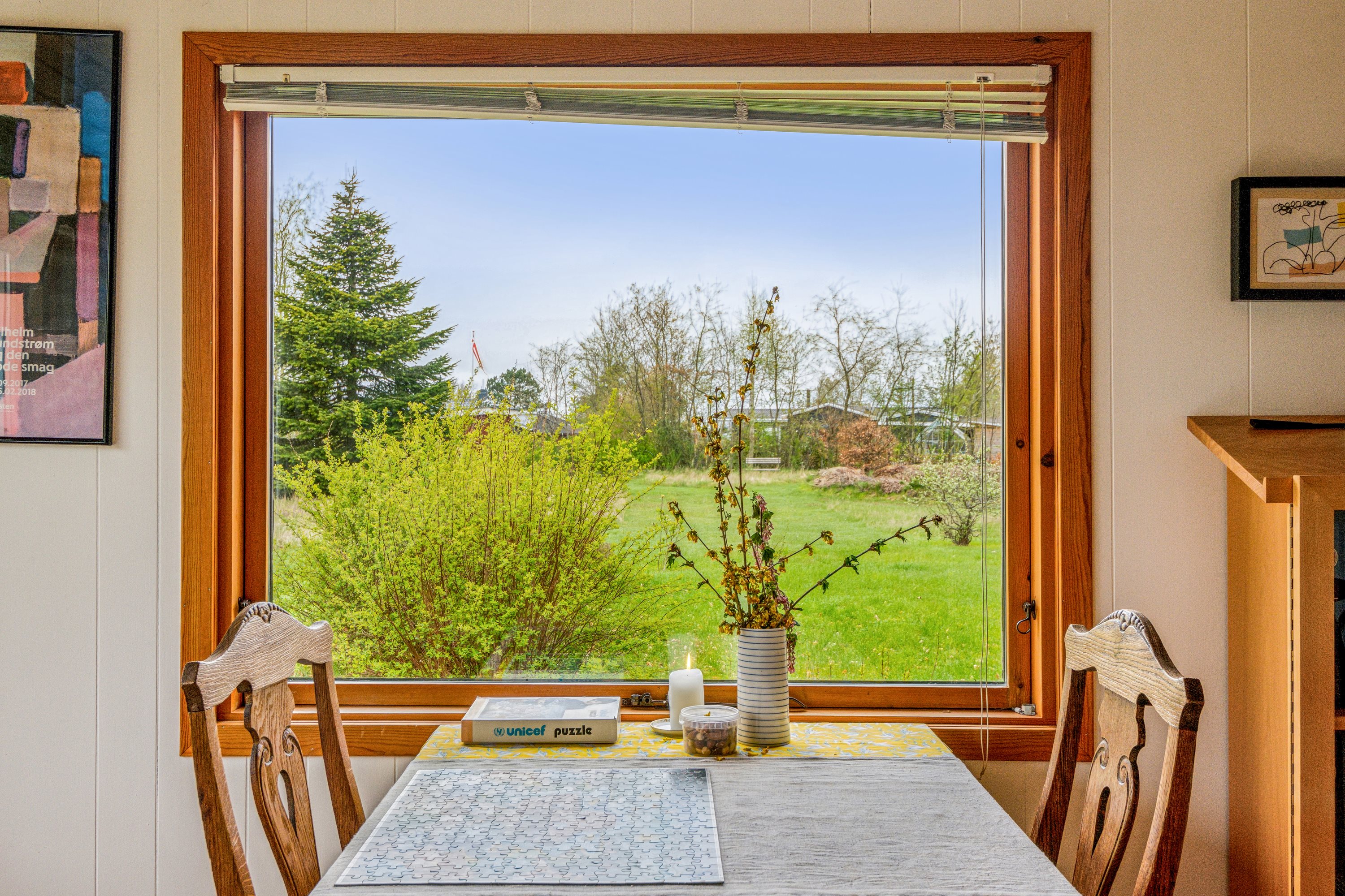 Fremhævet stue billede i fuldskærmstilstand. Billede af Solsortevej 35, Mou, 9280 Storvorde