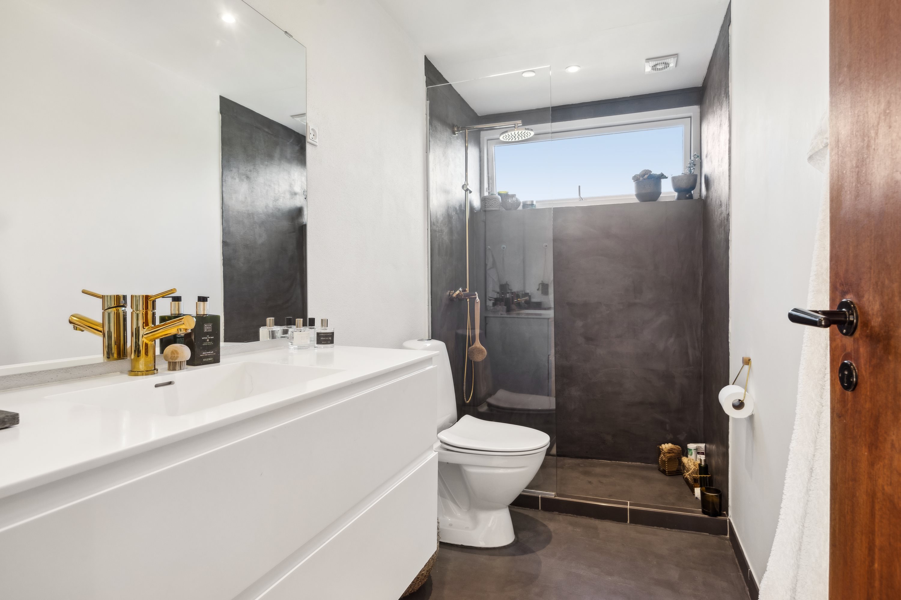 Fremhævet badeværelse billede i fuldskærmstilstand. Billede af Toftevej 42, 9400 Nørresundby