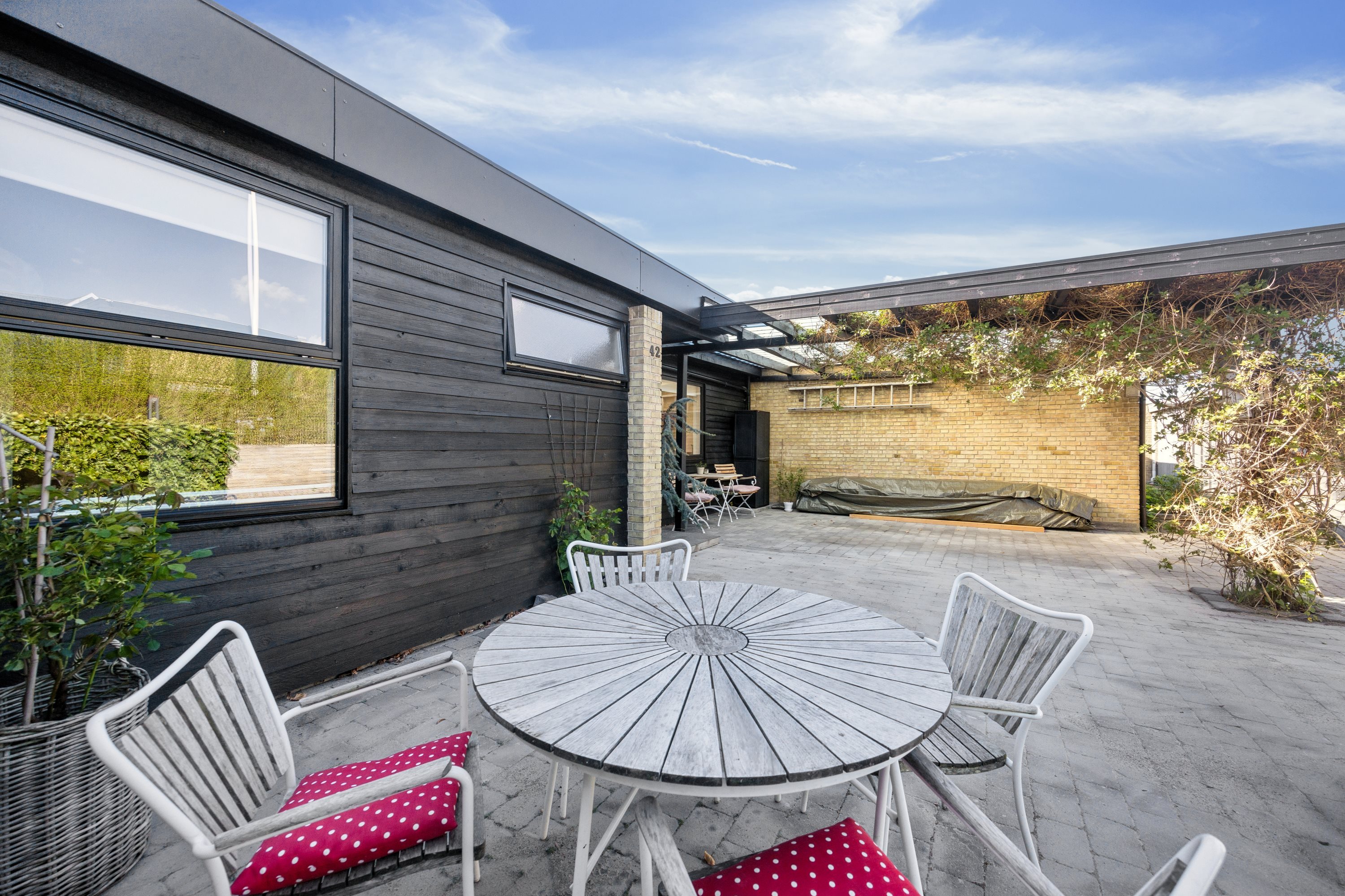Fremhævet terrasse billede i fuldskærmstilstand. Billede af Toftevej 42, 9400 Nørresundby