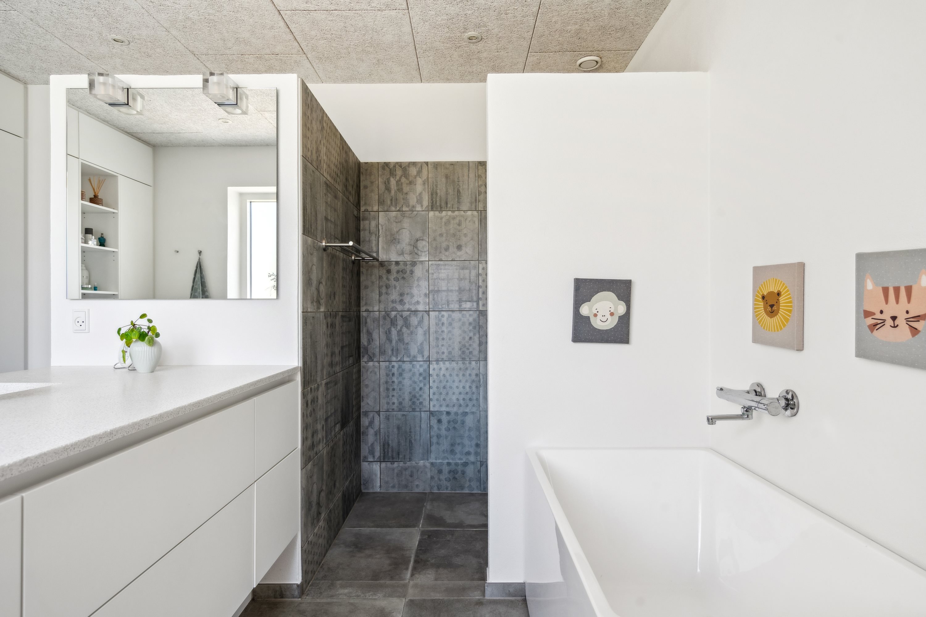 Fremhævet badeværelse billede i fuldskærmstilstand. Billede af J P Ladefogedsvej 10, 9850 Hirtshals