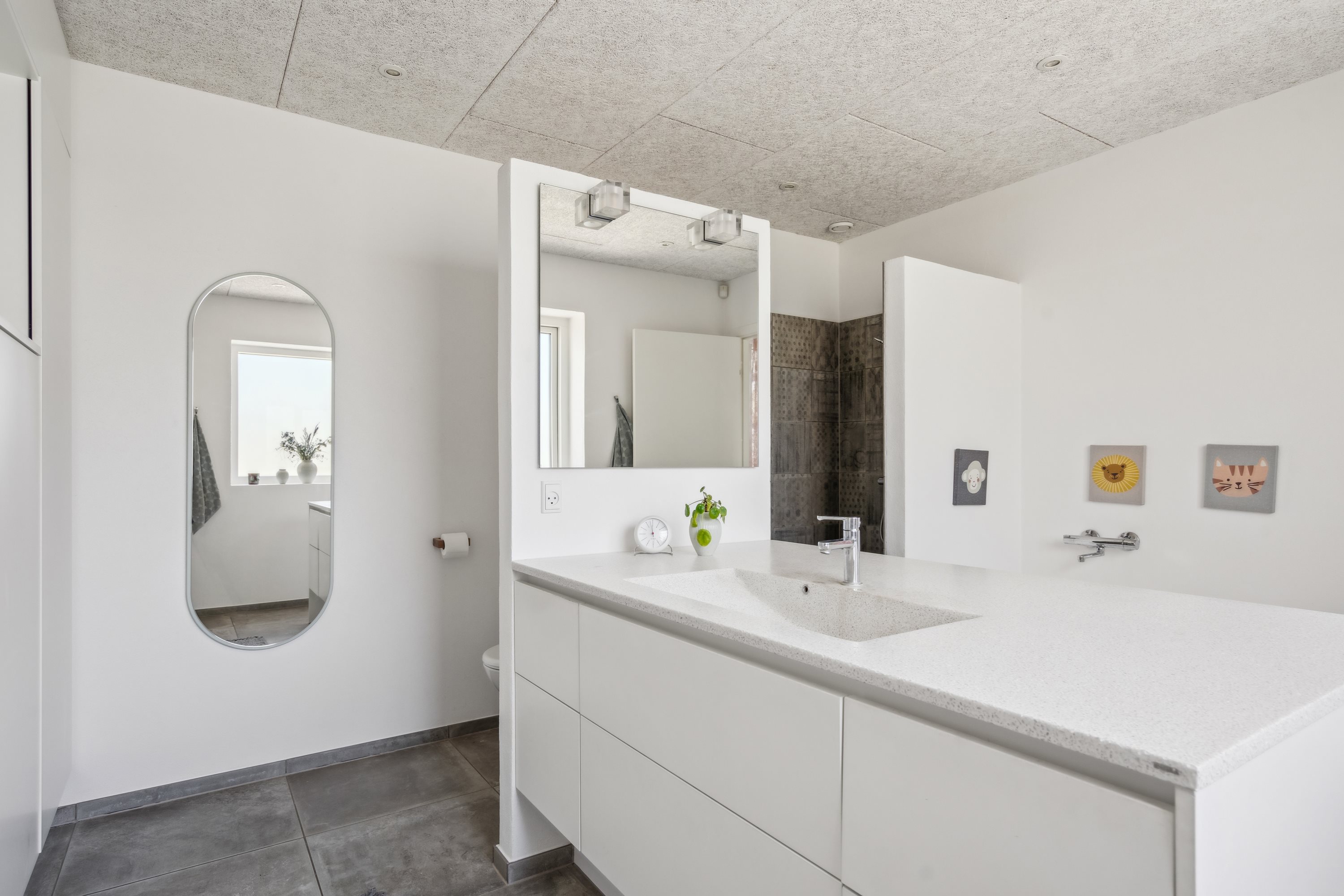 Fremhævet badeværelse billede i fuldskærmstilstand. Billede af J P Ladefogedsvej 10, 9850 Hirtshals