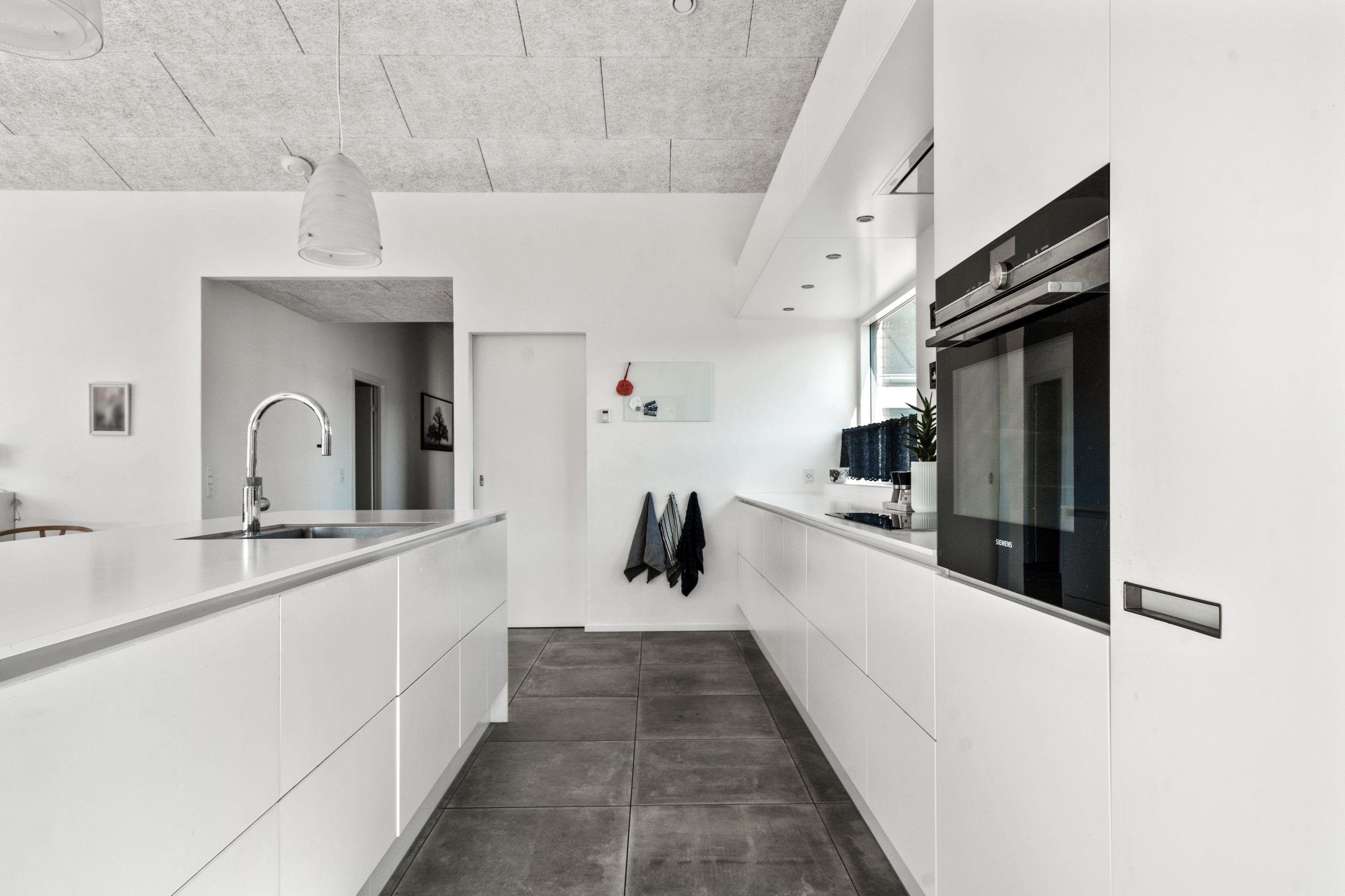 Fremhævet køkken billede i fuldskærmstilstand. Billede af J P Ladefogedsvej 10, 9850 Hirtshals