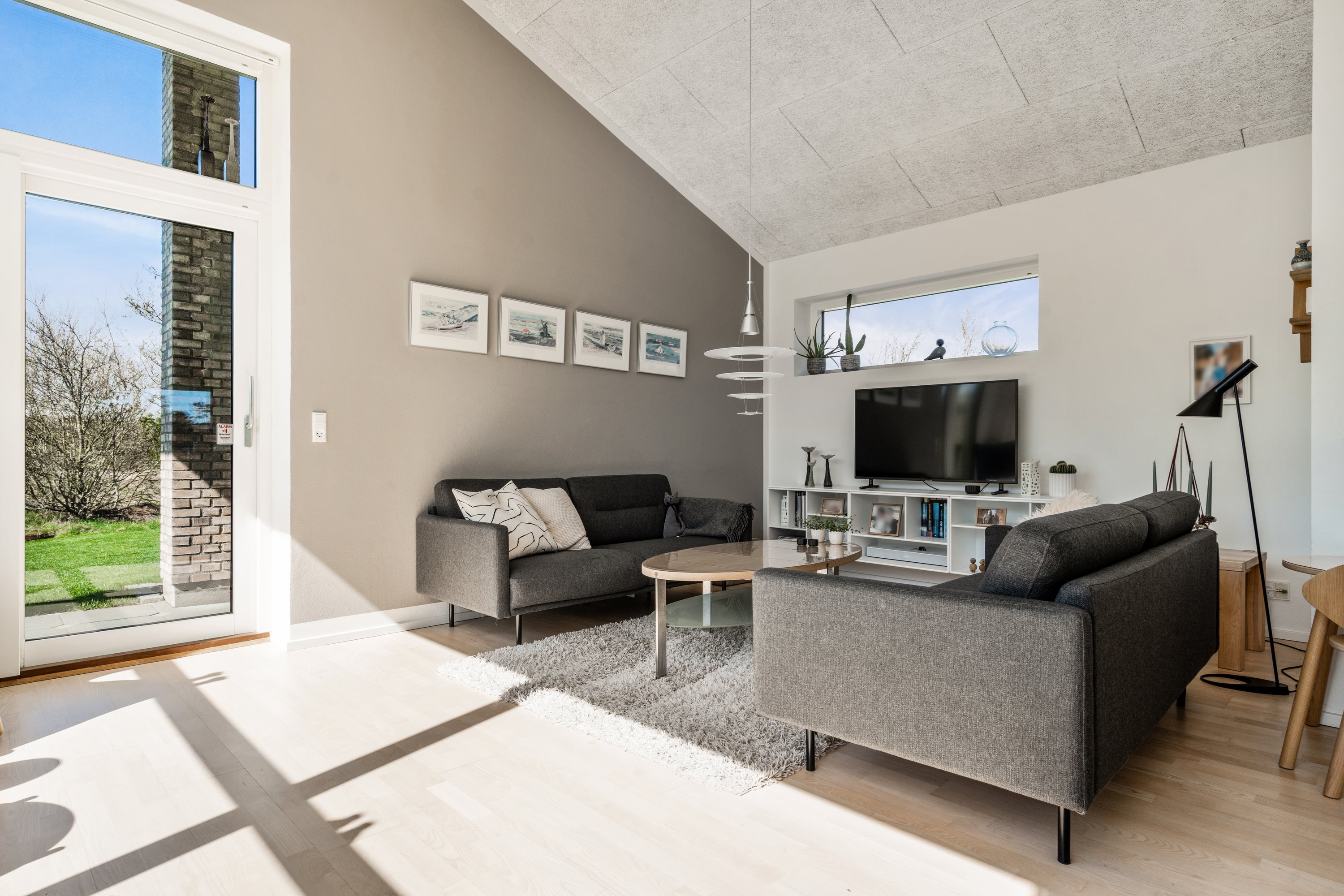 Fremhævet stue billede i fuldskærmstilstand. Billede af J P Ladefogedsvej 10, 9850 Hirtshals