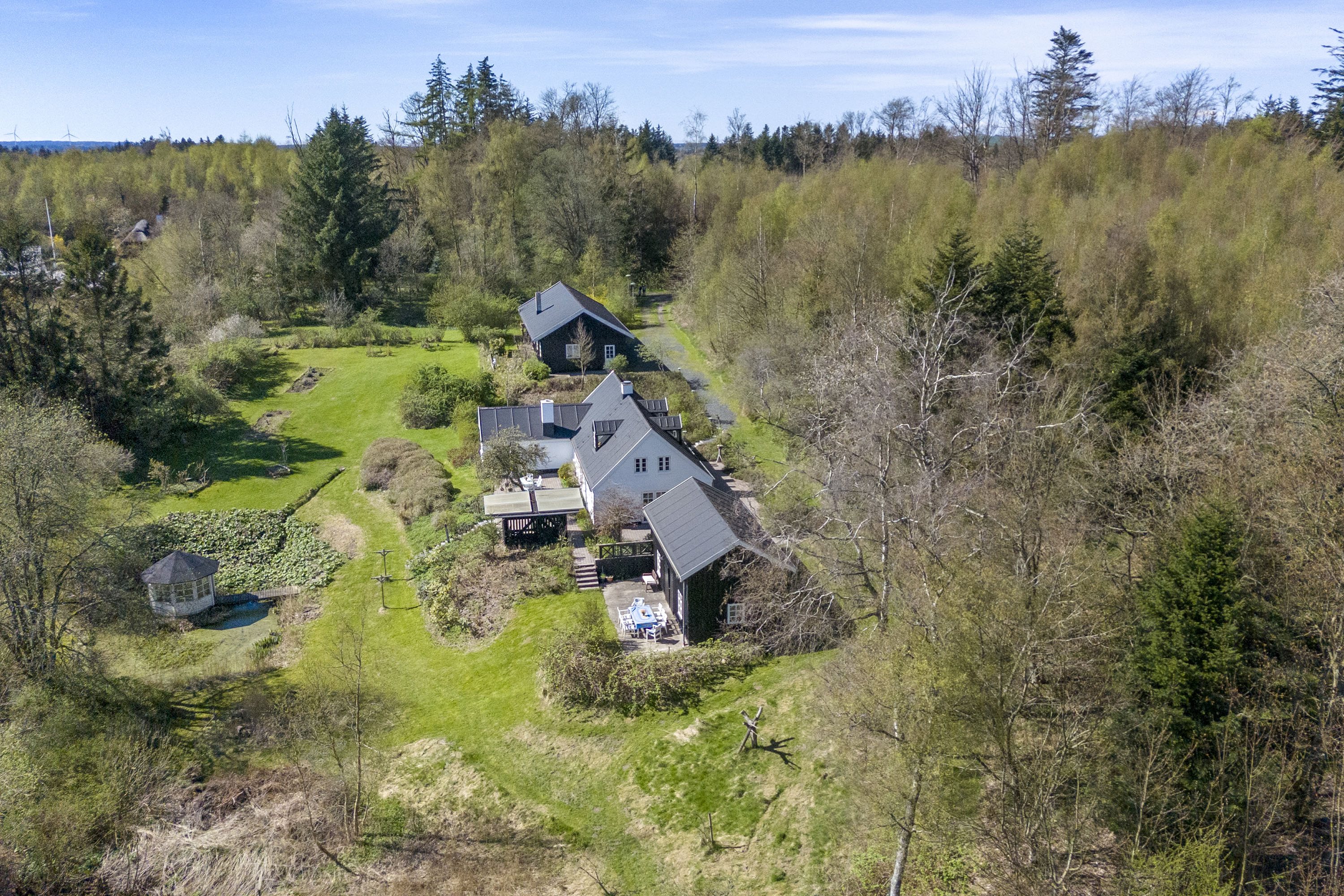 Fremhævet luftfoto billede i fuldskærmstilstand. Billede af Granvænget 25, Bjergby, 9800 Hjørring