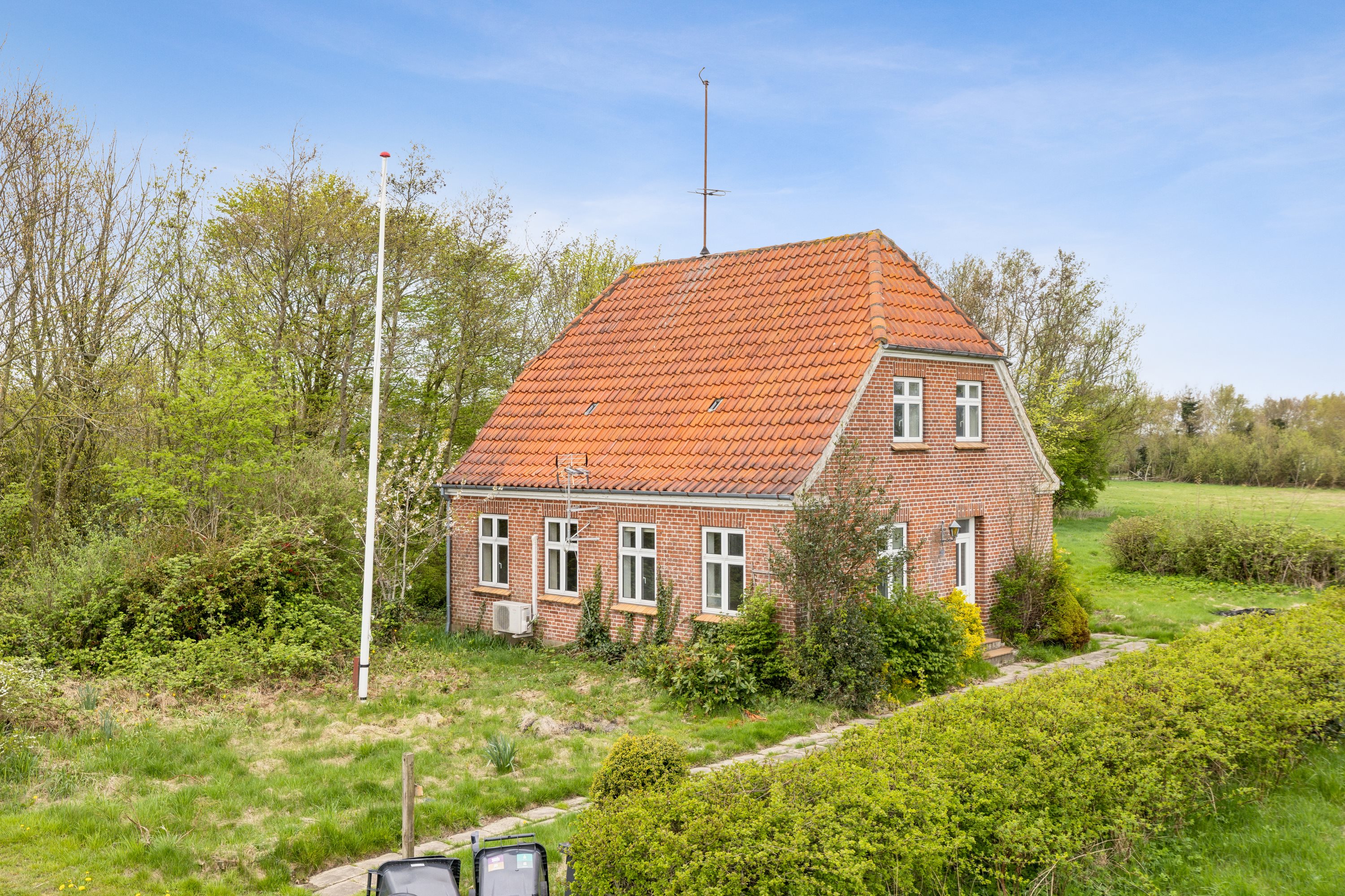 Miniaturebillede 1: ejendommen. Billede af Råhedevej 20, Råhede, 6760 Ribe