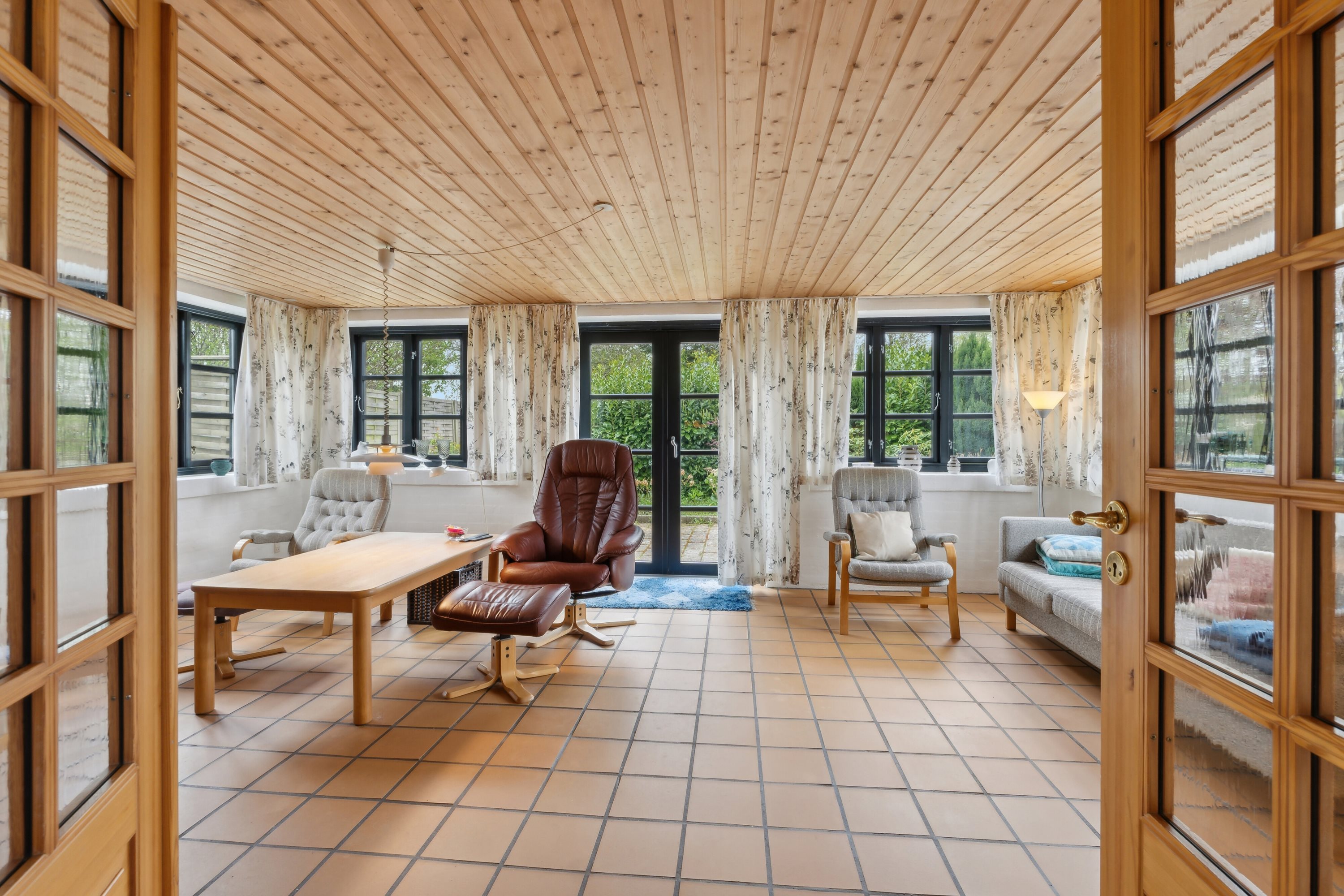 Fremhævet stue billede i fuldskærmstilstand. Billede af Skovballevej 44, Tåsinge, 5700 Svendborg