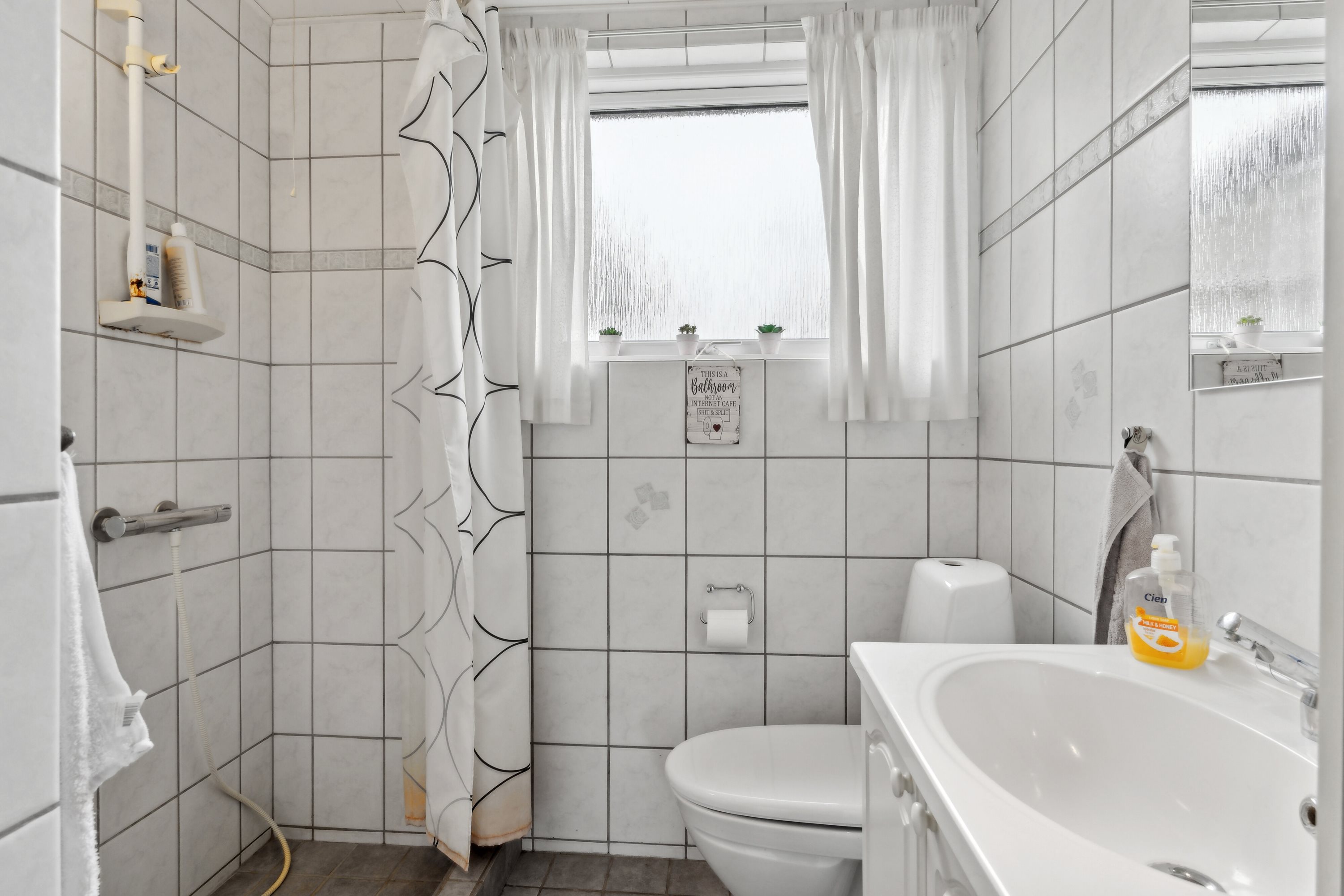 Fremhævet badeværelse billede i fuldskærmstilstand. Billede af Sangdrosselvej 7, Tåsinge, 5700 Svendborg