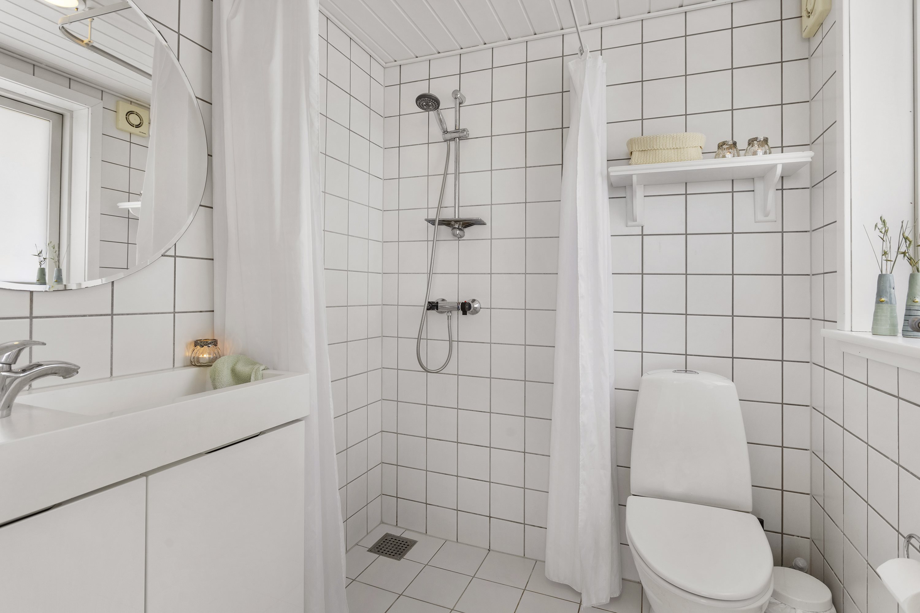 Fremhævet badeværelse billede i fuldskærmstilstand. Billede af Maagevej 1, 9300 Sæby