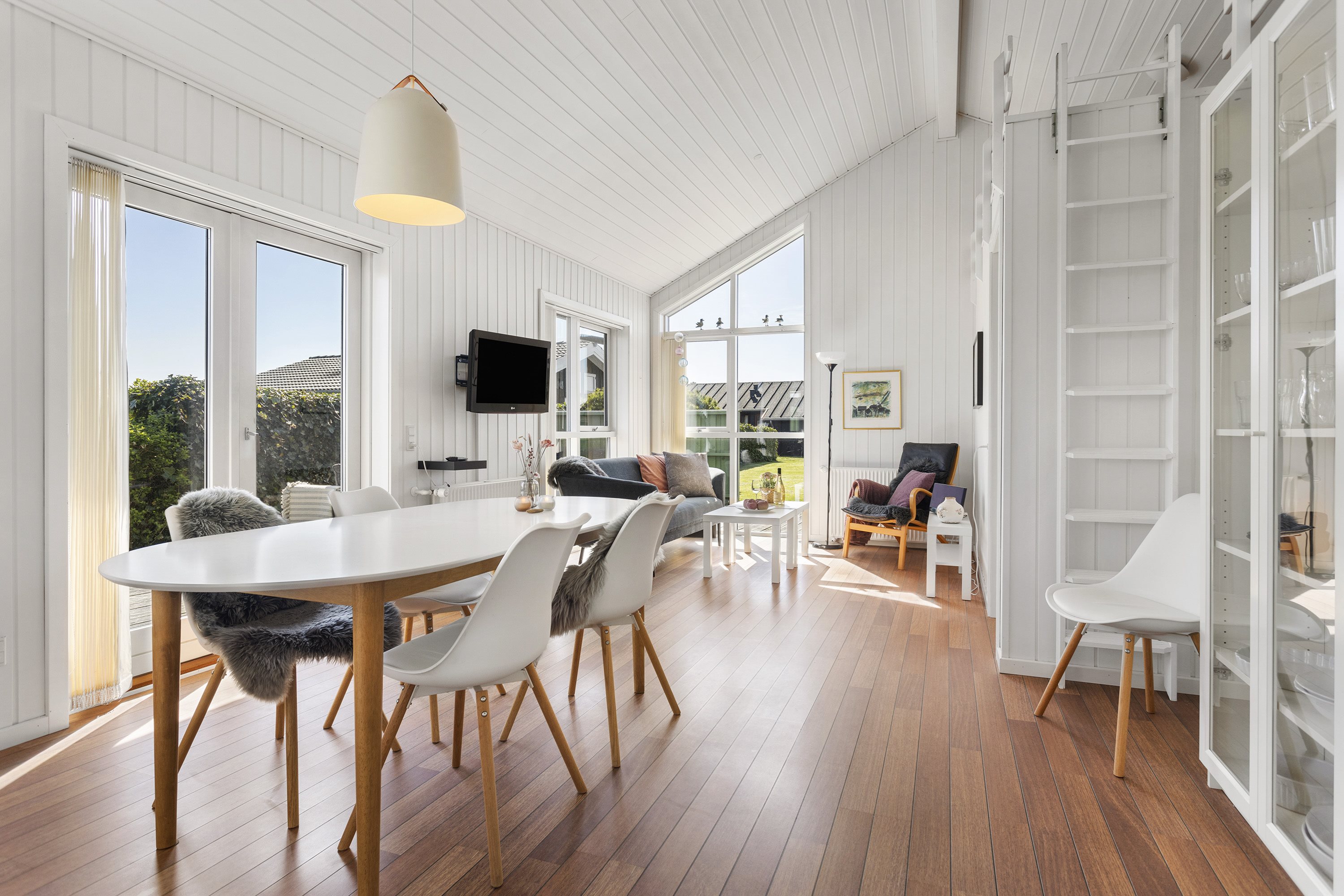 Fremhævet stue billede i fuldskærmstilstand. Billede af Maagevej 1, 9300 Sæby