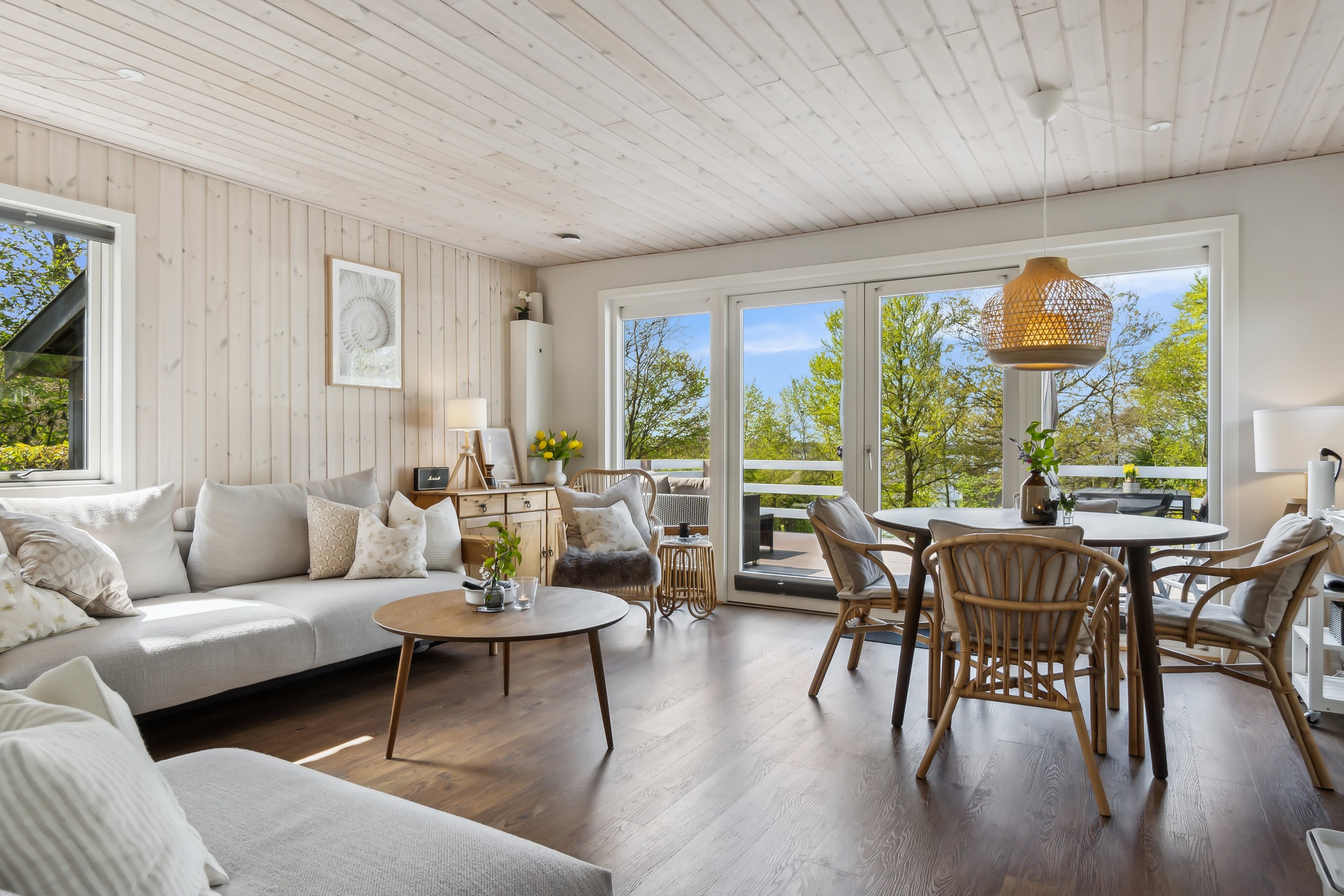 Fremhævet stue billede i fuldskærmstilstand. Billede af C.A. Nielsensvej 33, Ølsted Strandhuse, 3310 Ølsted