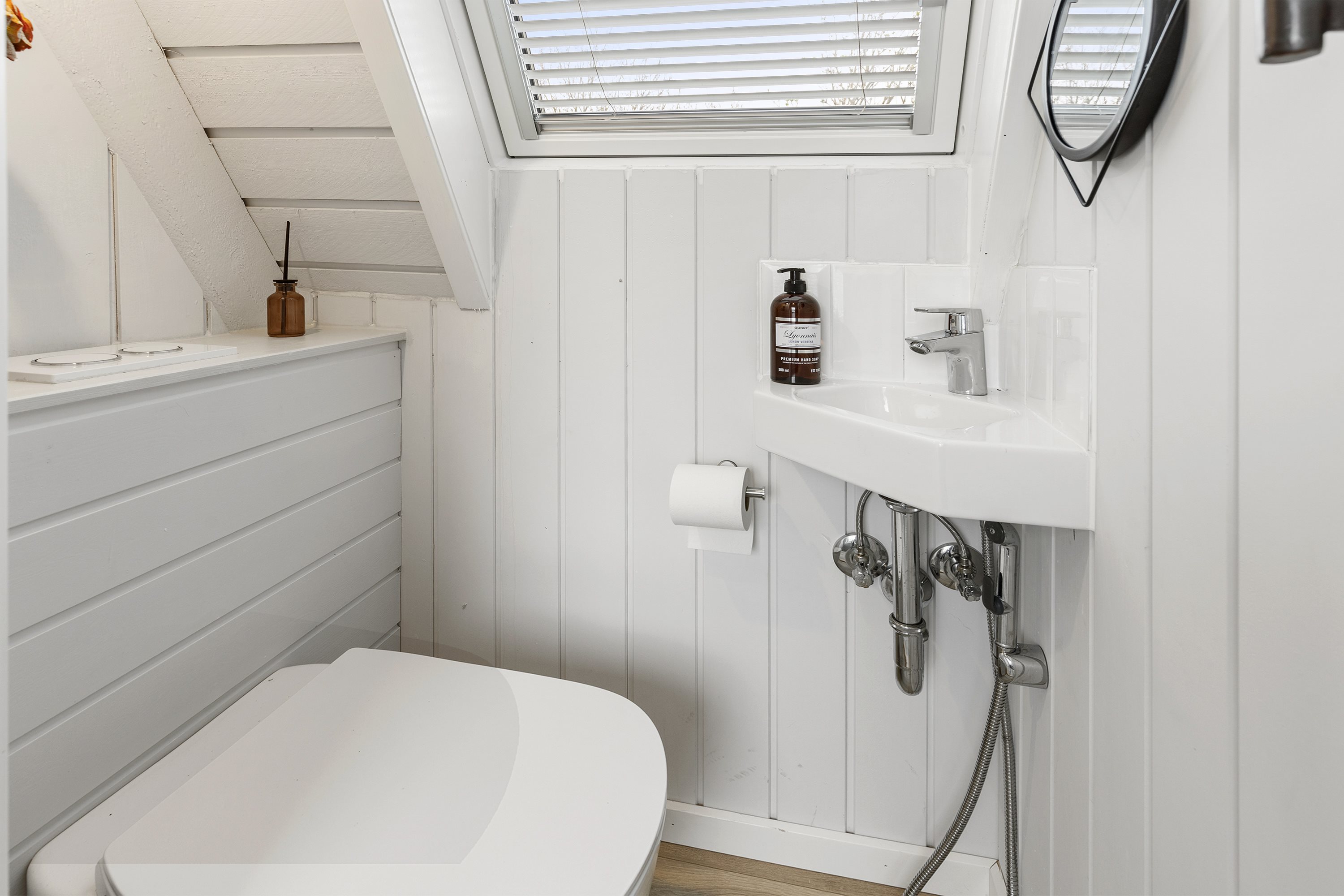 Fremhævet toilet billede i fuldskærmstilstand. Billede af Golfsvinget 126, Gatten, 9640 Farsø