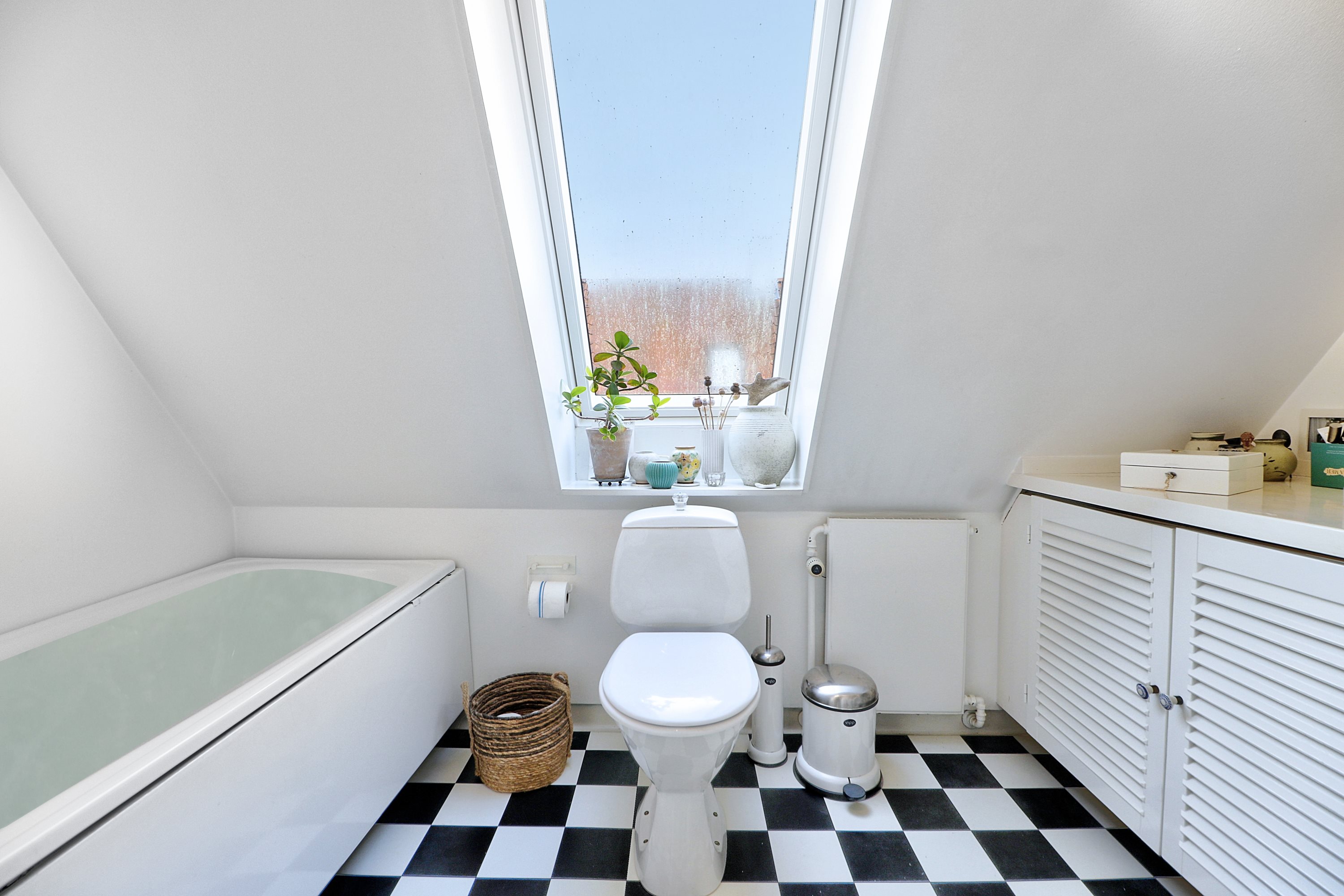 Fremhævet badeværelse billede i fuldskærmstilstand. Billede af Frederikkevej 10, 3050 Humlebæk