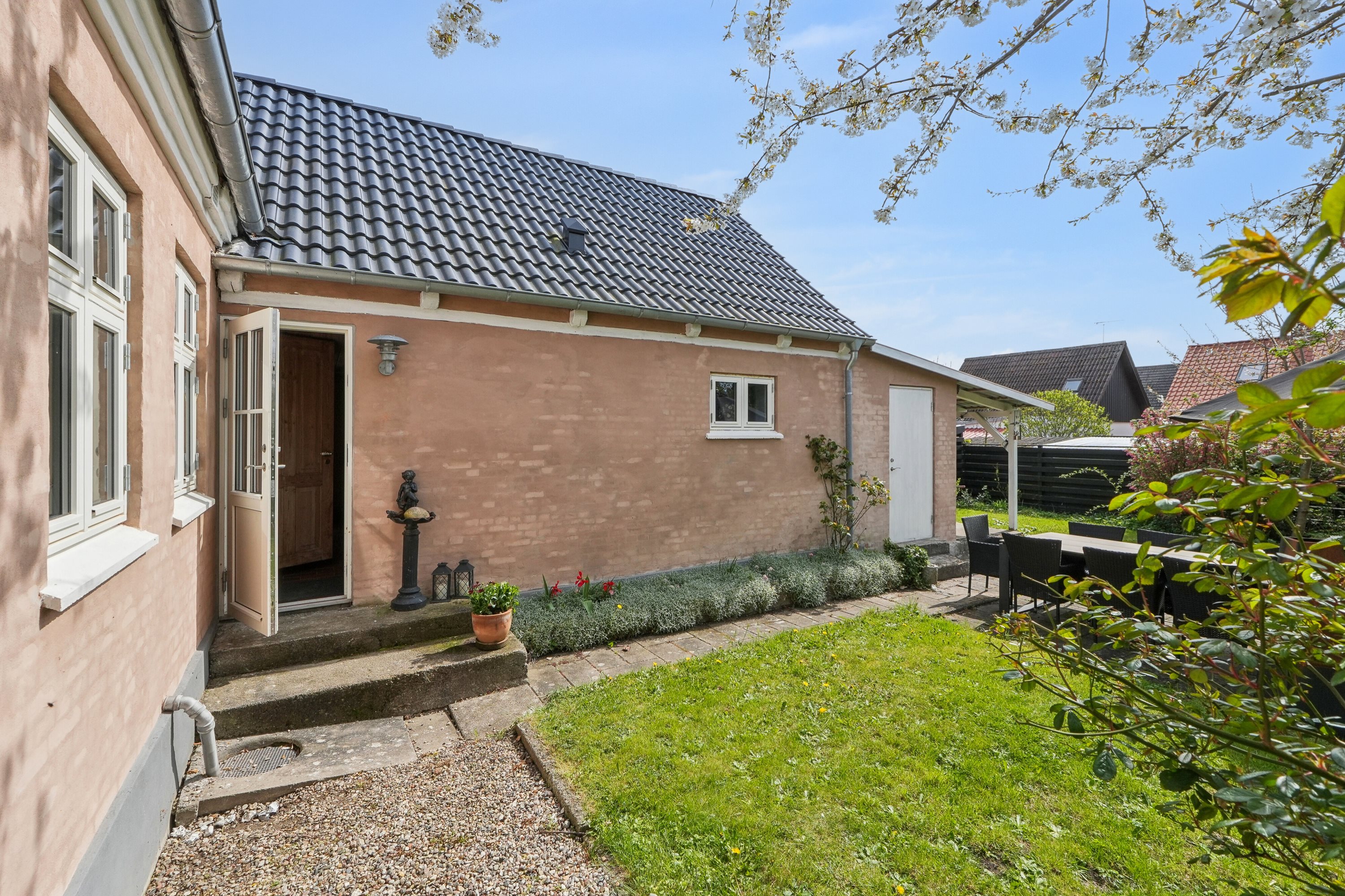 Miniaturebillede 2: set fra haven. Billede af Tom Knudsensvej 6, Lohals, 5953 Tranekær