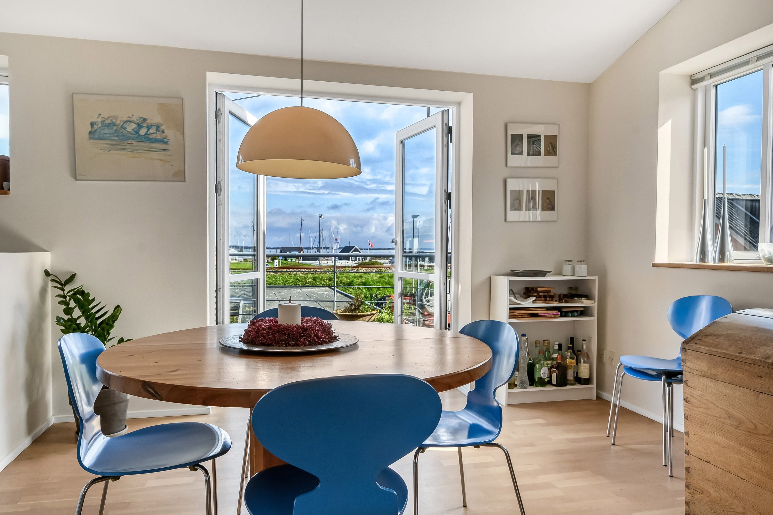 Fremhævet stue billede i fuldskærmstilstand. Billede af Strandvejen 8, 7600 Struer