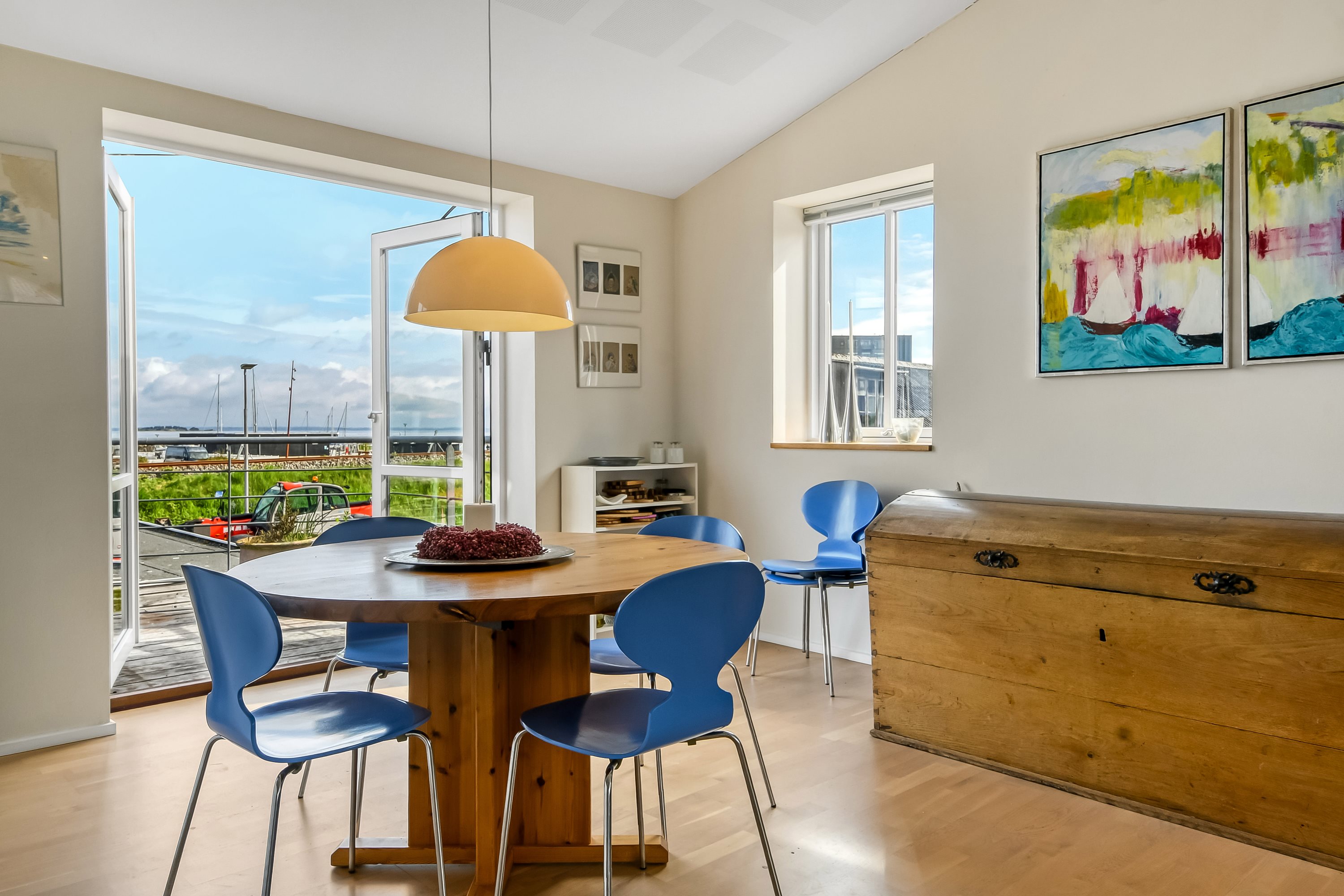 Fremhævet stue billede i fuldskærmstilstand. Billede af Strandvejen 8, 7600 Struer