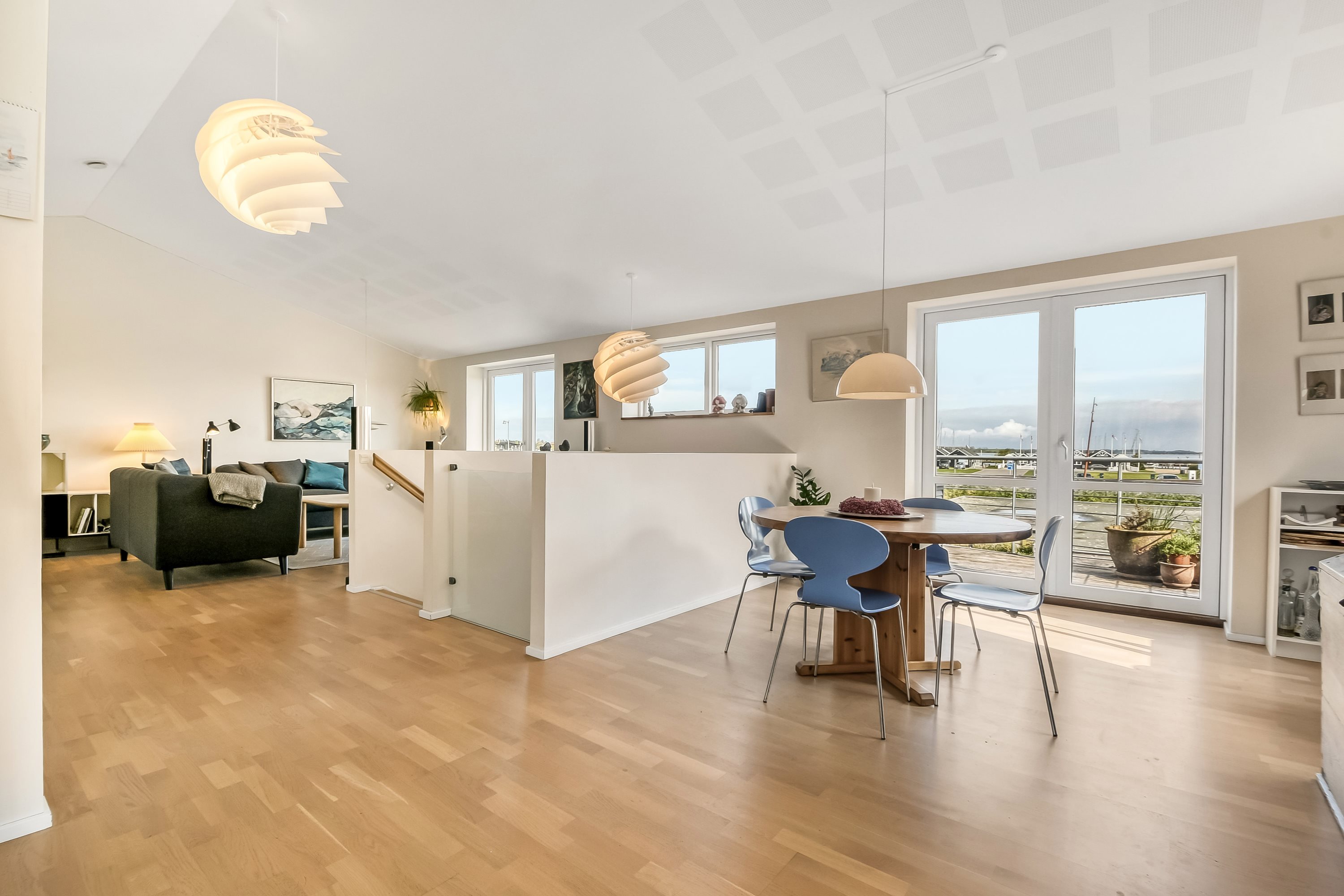 Fremhævet stue billede i fuldskærmstilstand. Billede af Strandvejen 8, 7600 Struer