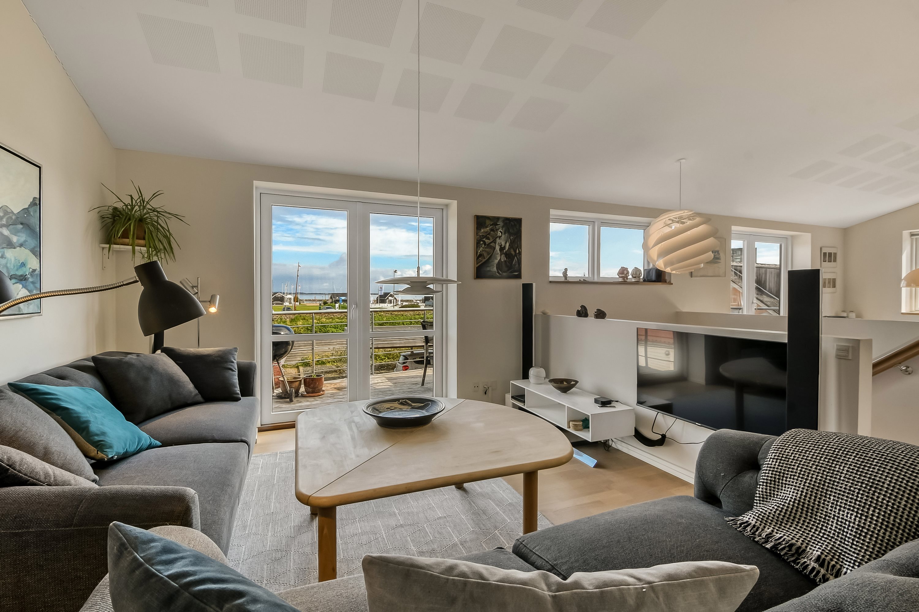 Fremhævet stue billede i fuldskærmstilstand. Billede af Strandvejen 8, 7600 Struer