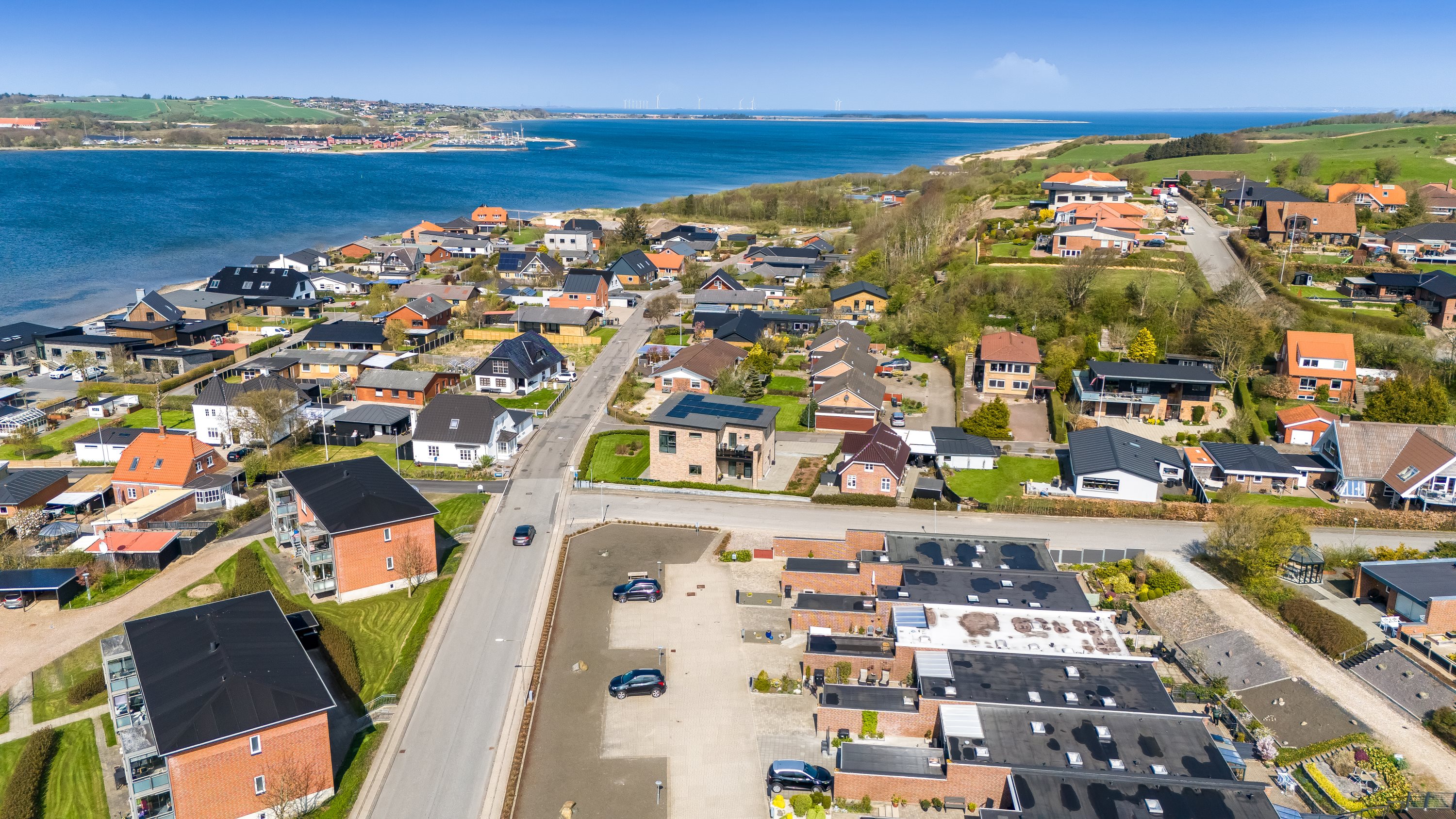 Fremhævet luftfoto billede i fuldskærmstilstand. Billede af Rønbjerghage 2A, Nørlem, 7620 Lemvig
