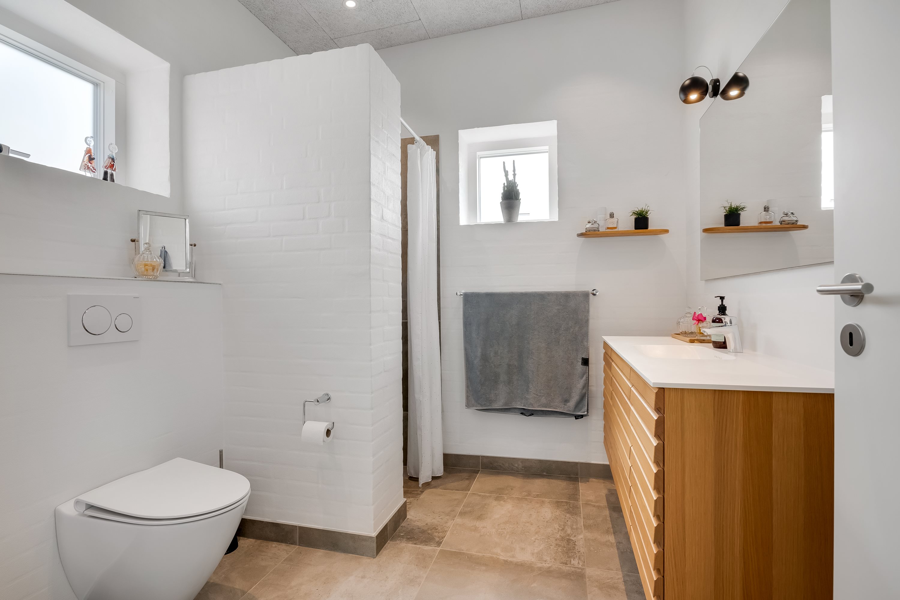 Fremhævet badeværelse billede i fuldskærmstilstand. Billede af Rønbjerghage 2A, Nørlem, 7620 Lemvig