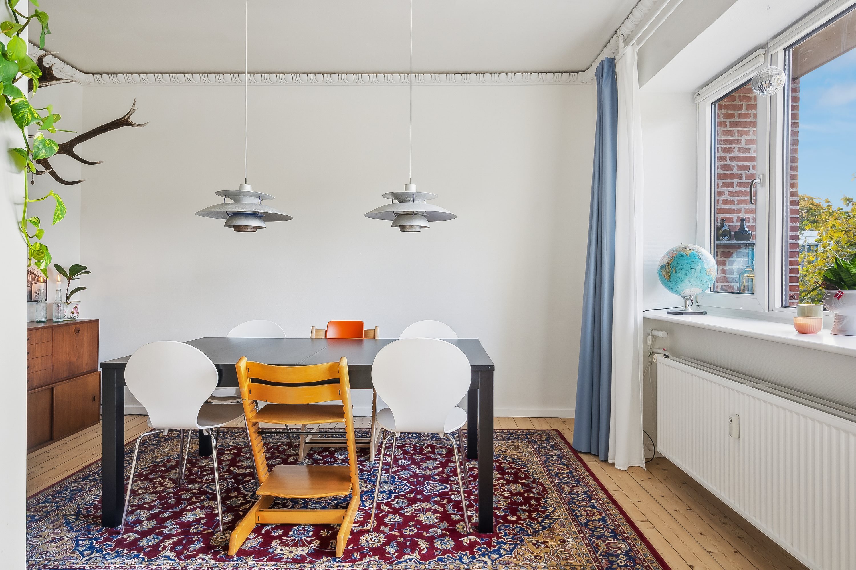 Fremhævet stue billede i fuldskærmstilstand. Billede af Europa Plads 4B, 1. th., 9000 Aalborg