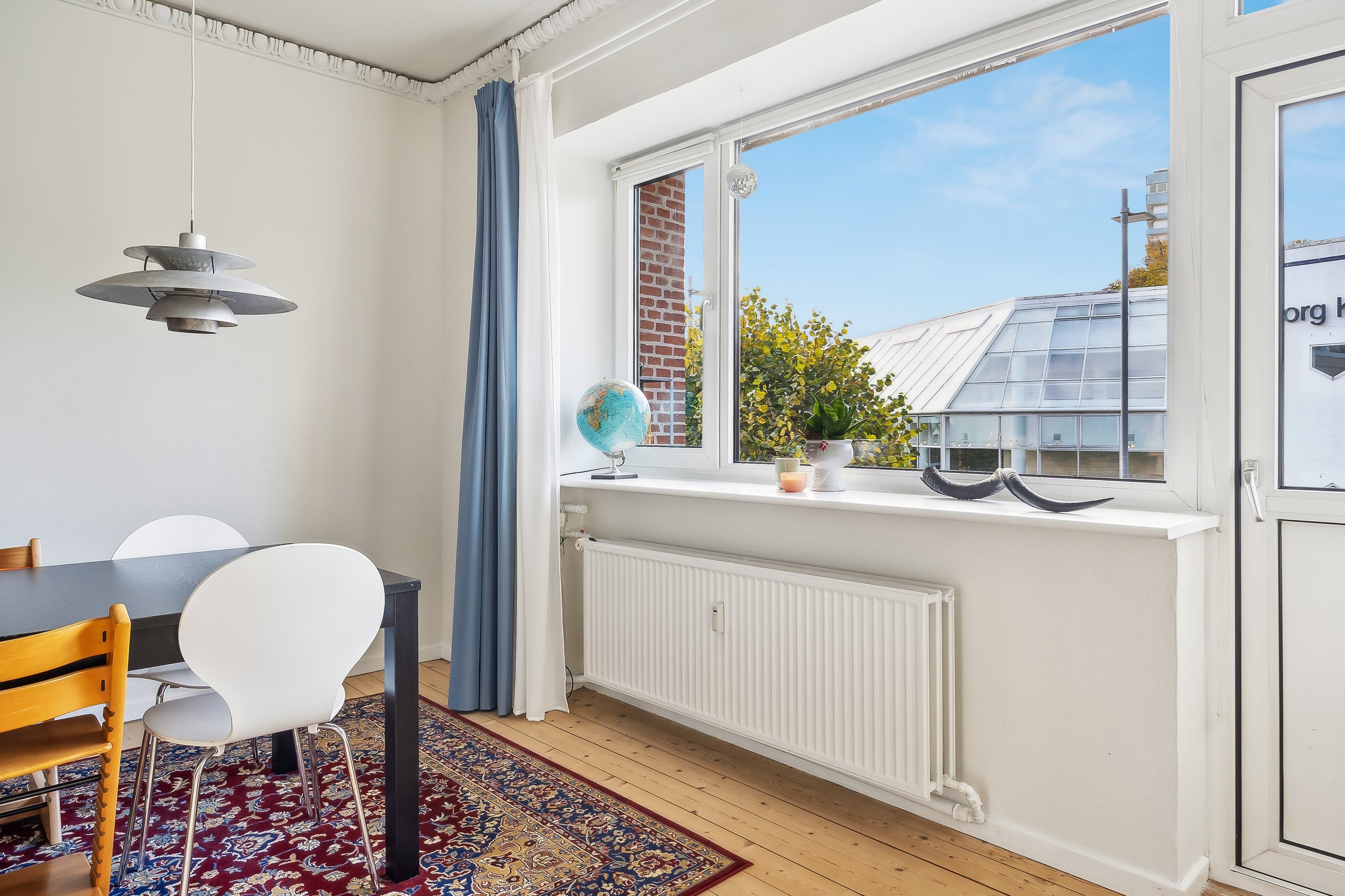 Fremhævet stue billede i fuldskærmstilstand. Billede af Europa Plads 4B, 1. th., 9000 Aalborg