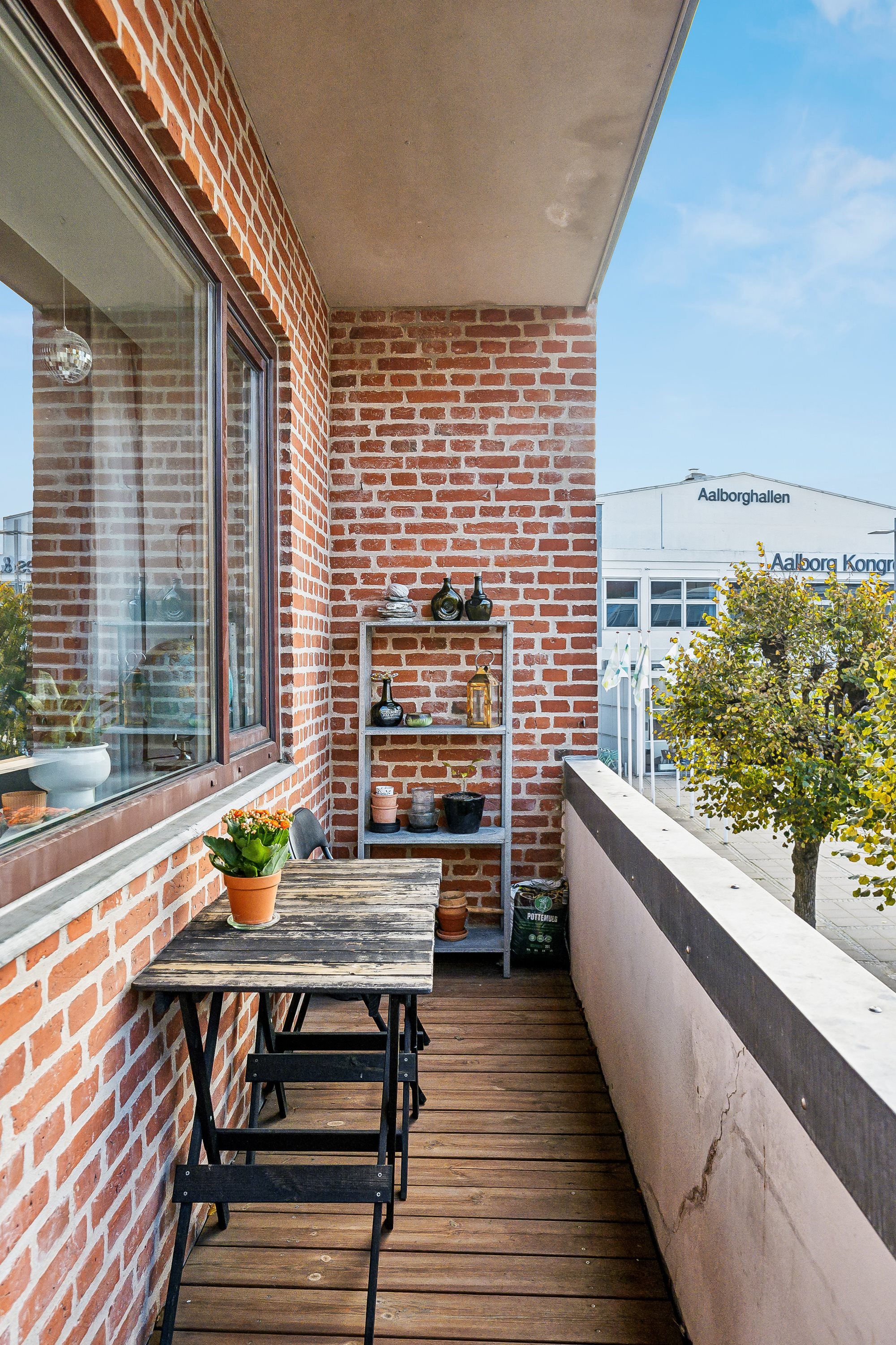 Fremhævet altan billede i fuldskærmstilstand. Billede af Europa Plads 4B, 1. th., 9000 Aalborg