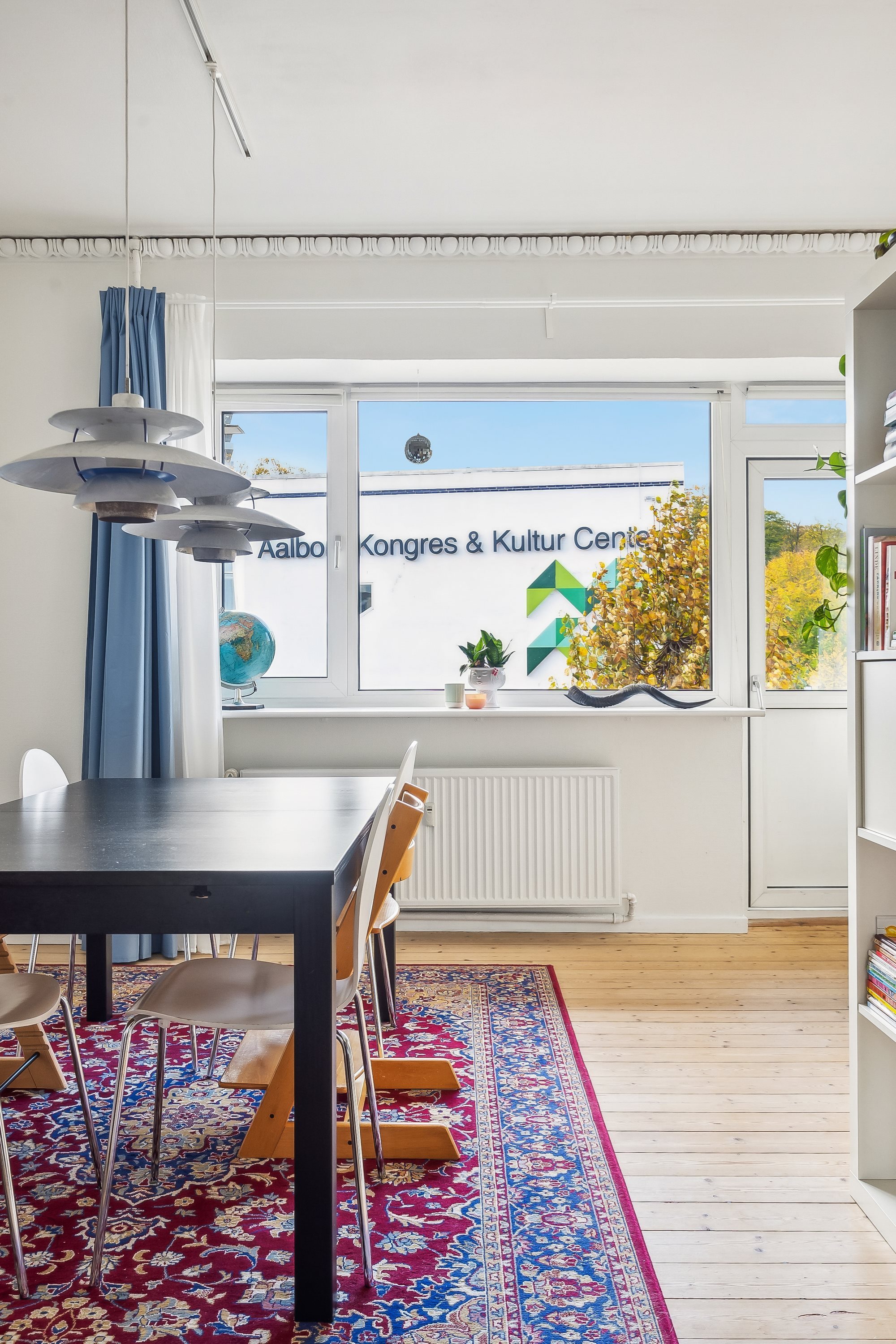 Fremhævet stue billede i fuldskærmstilstand. Billede af Europa Plads 4B, 1. th., 9000 Aalborg