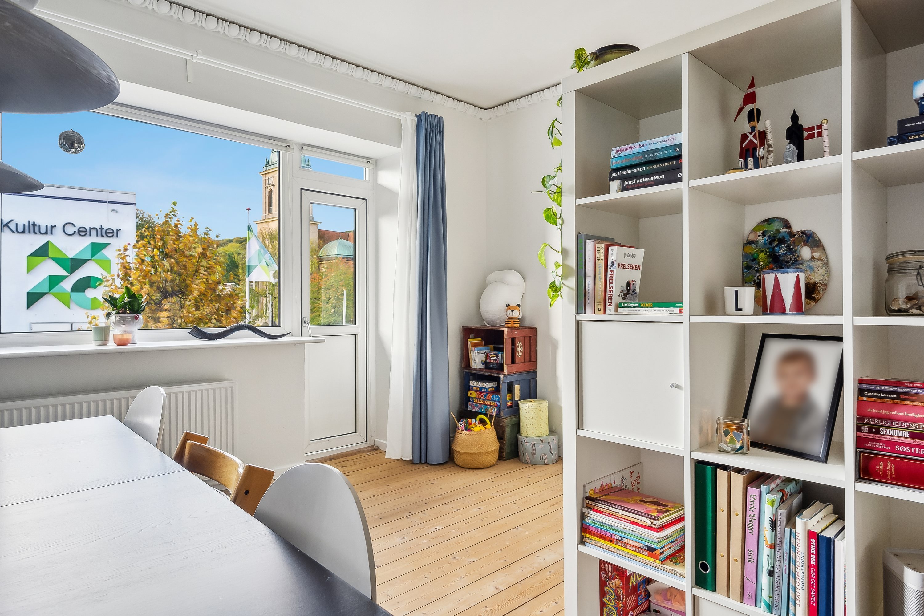 Fremhævet stue billede i fuldskærmstilstand. Billede af Europa Plads 4B, 1. th., 9000 Aalborg