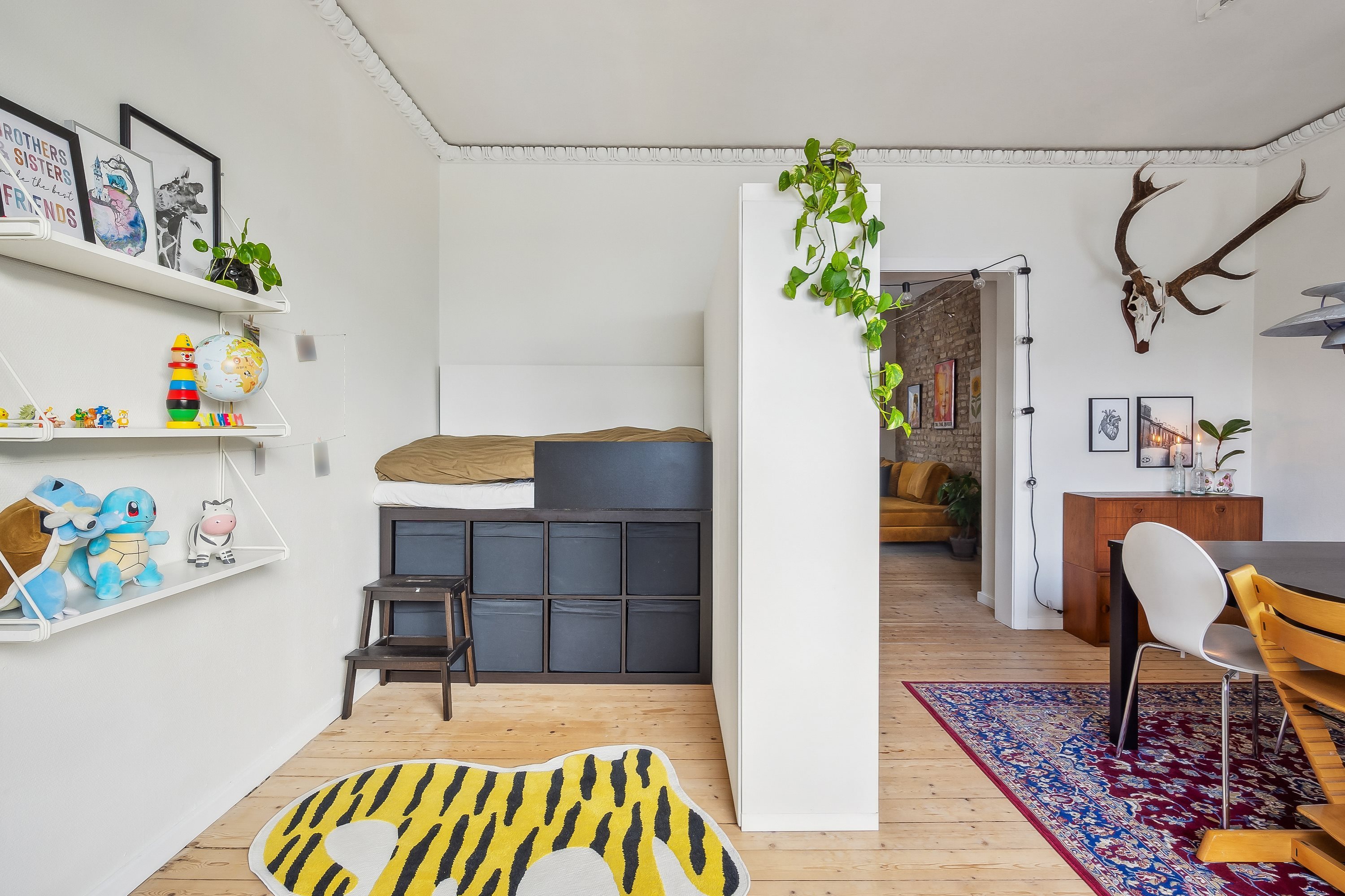 Fremhævet stue billede i fuldskærmstilstand. Billede af Europa Plads 4B, 1. th., 9000 Aalborg