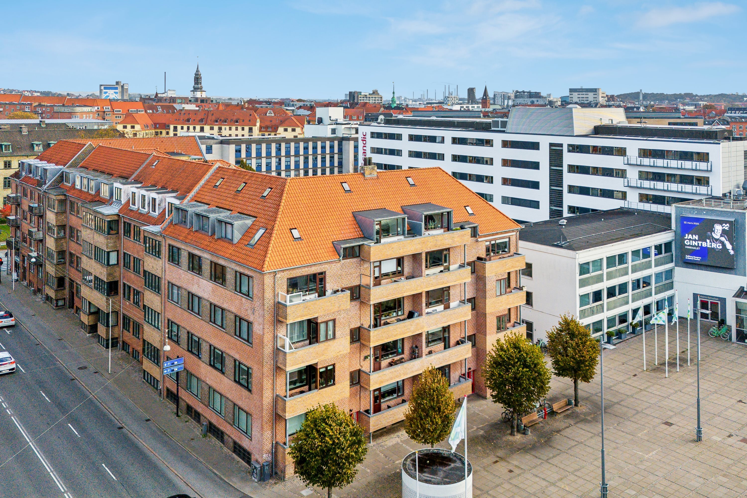 Fremhævet ejendommen billede i fuldskærmstilstand. Billede af Europa Plads 4B, 1. th., 9000 Aalborg