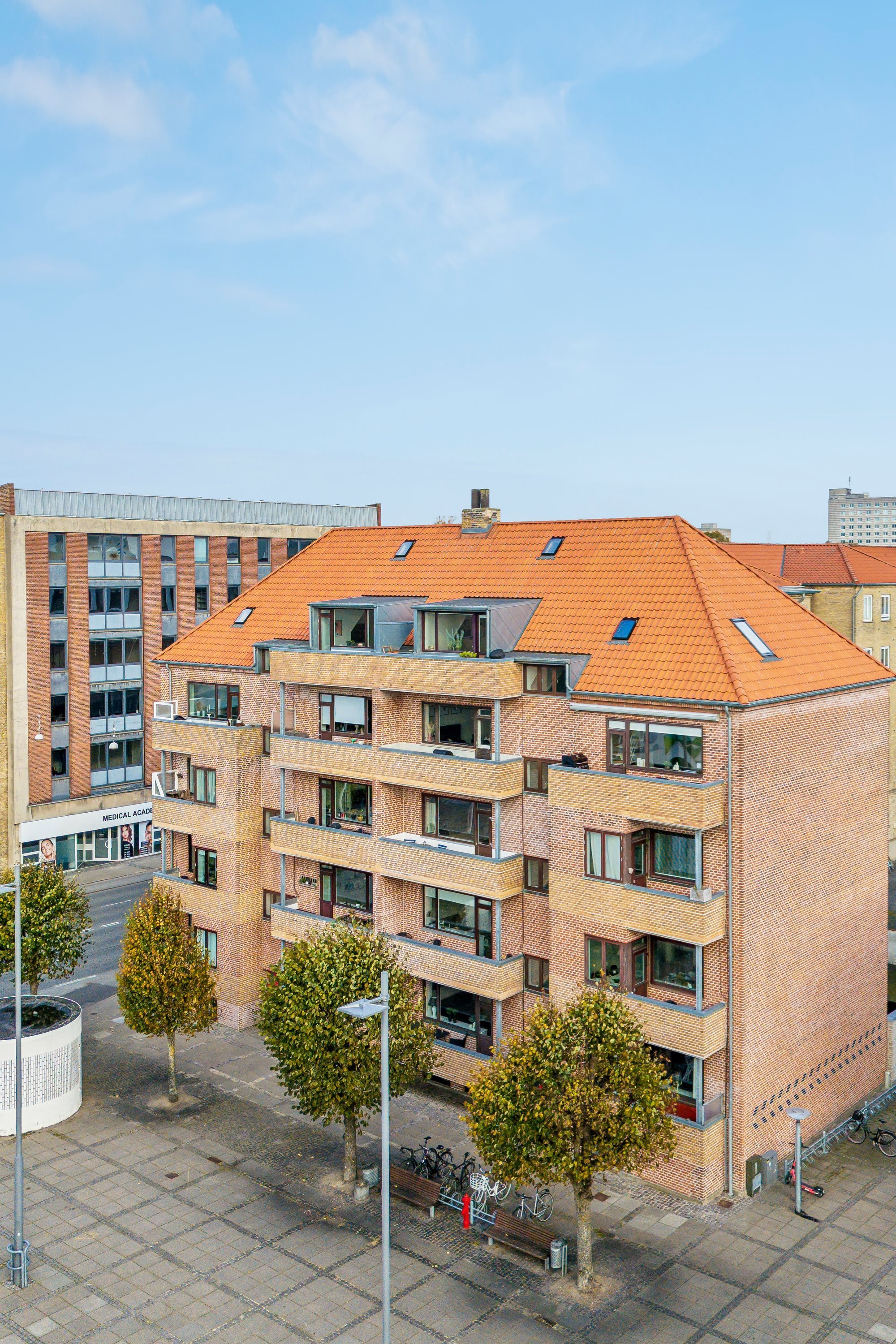 Fremhævet ejendommen billede i fuldskærmstilstand. Billede af Europa Plads 4B, 1. th., 9000 Aalborg